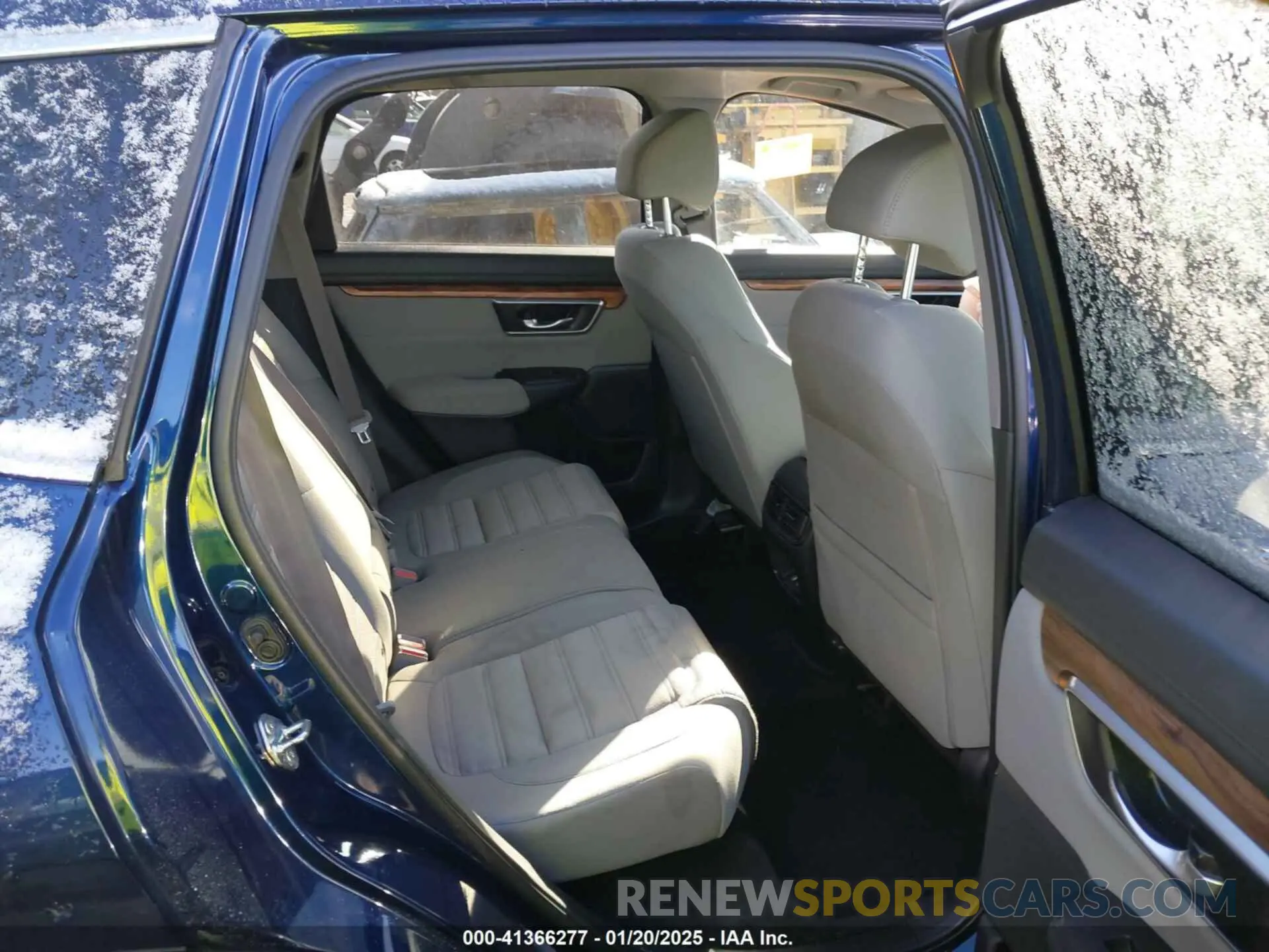 8 Photograph of a damaged car 2HKRW2H54KH630921 HONDA CR-V 2019