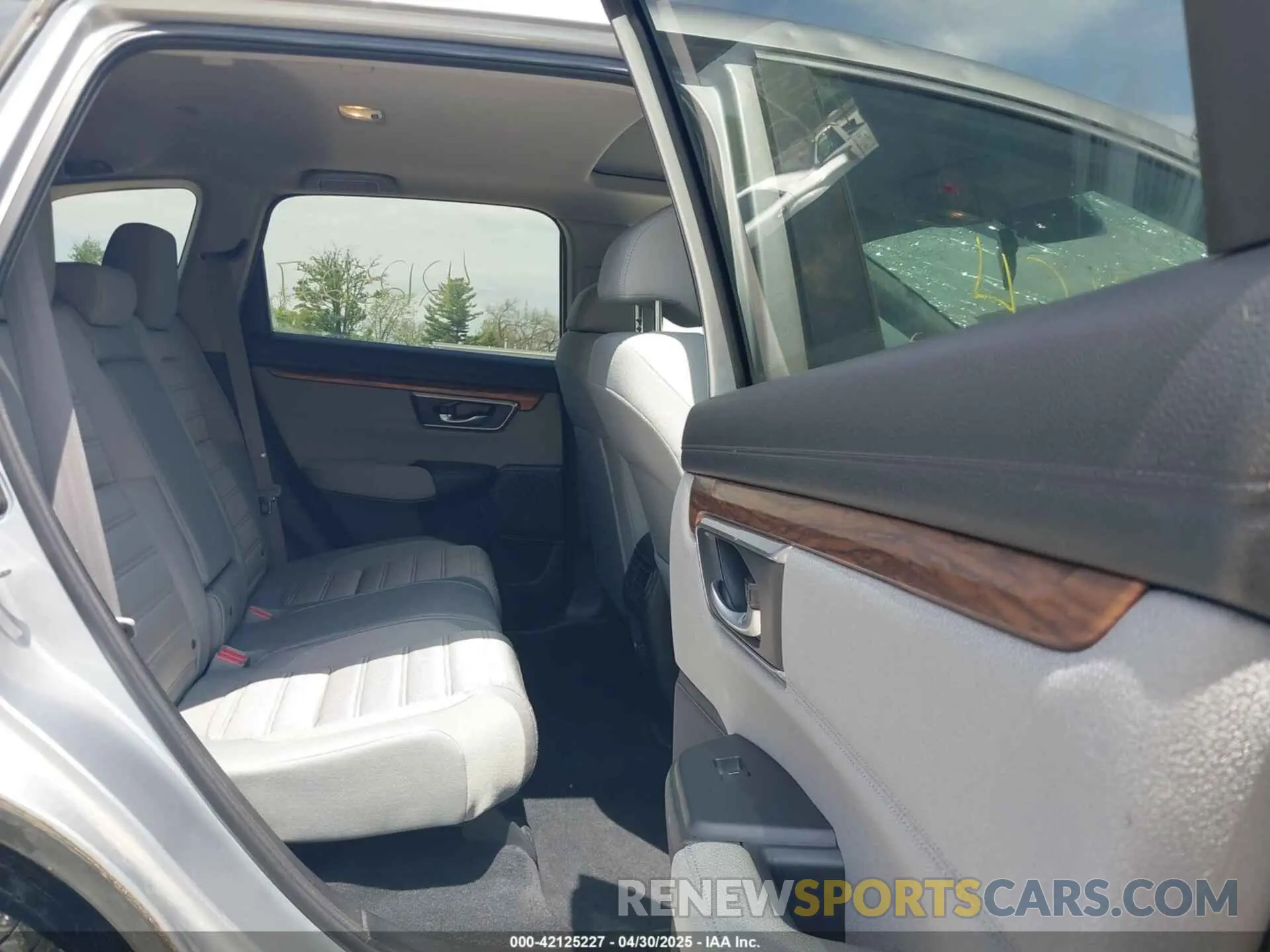 8 Photograph of a damaged car 2HKRW2H59KH665390 HONDA CR-V 2019