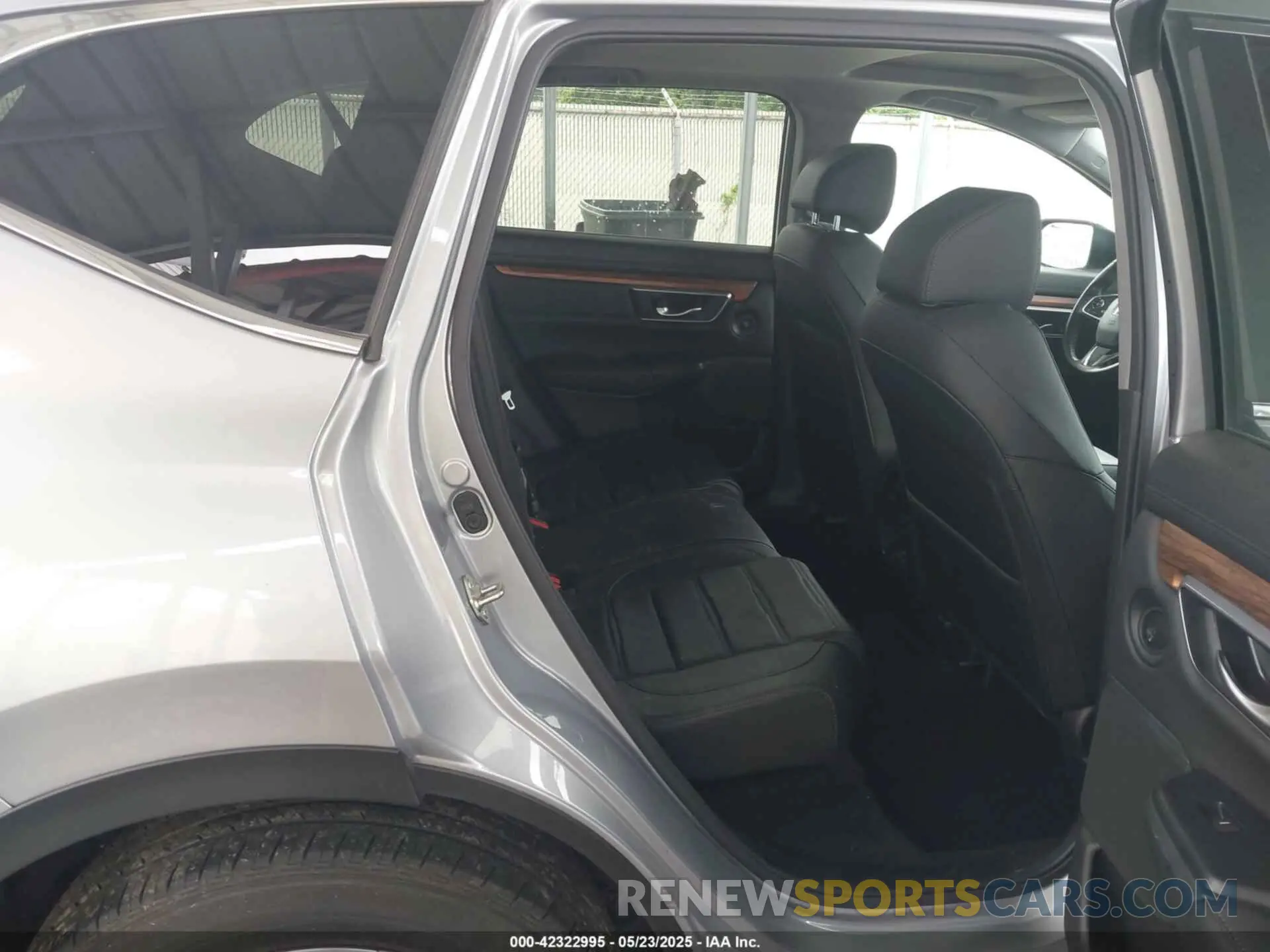 8 Photograph of a damaged car 2HKRW2H83KH614865 HONDA CR-V 2019