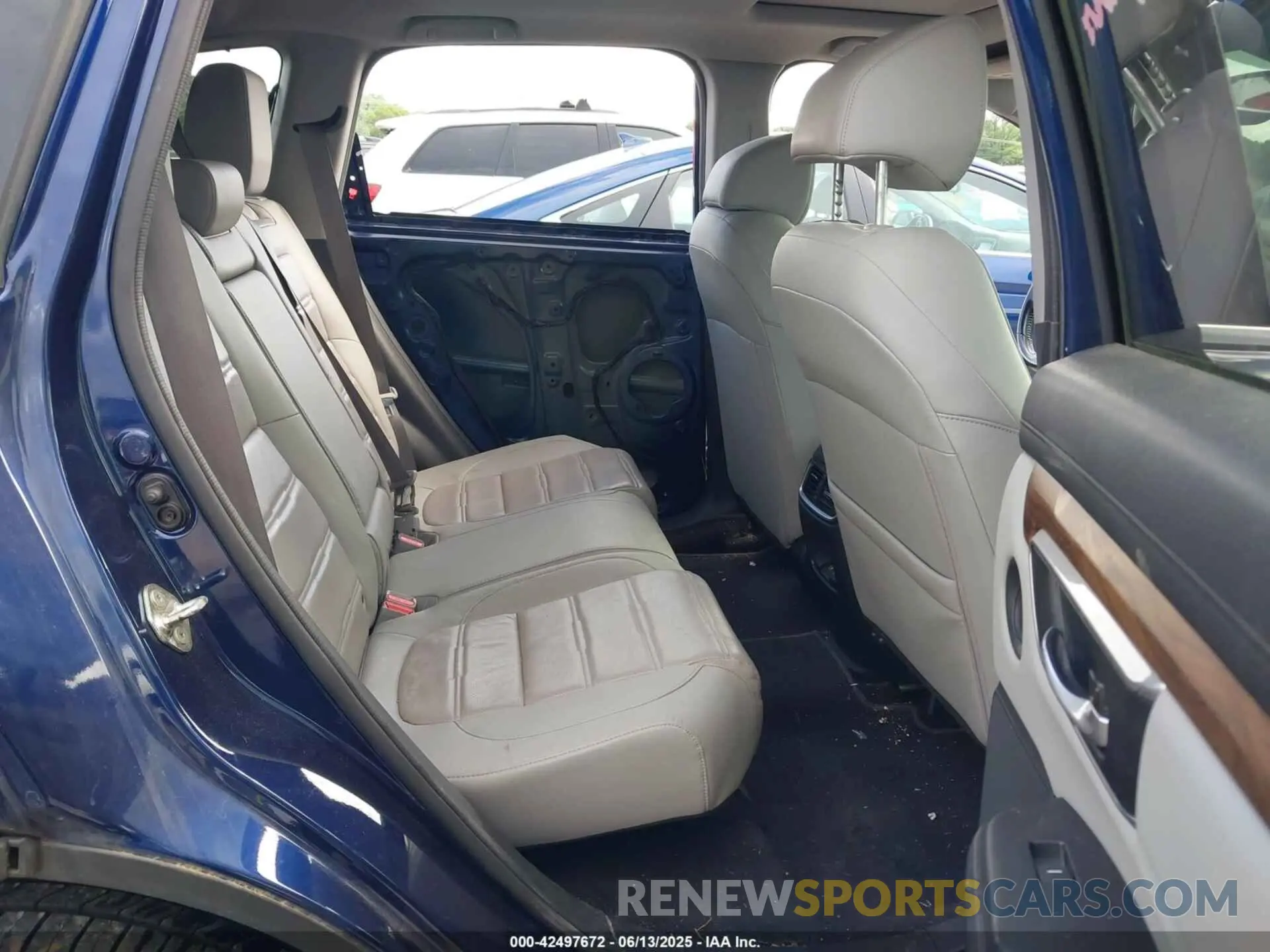8 Photograph of a damaged car 2HKRW2H92KH607057 HONDA CR-V 2019