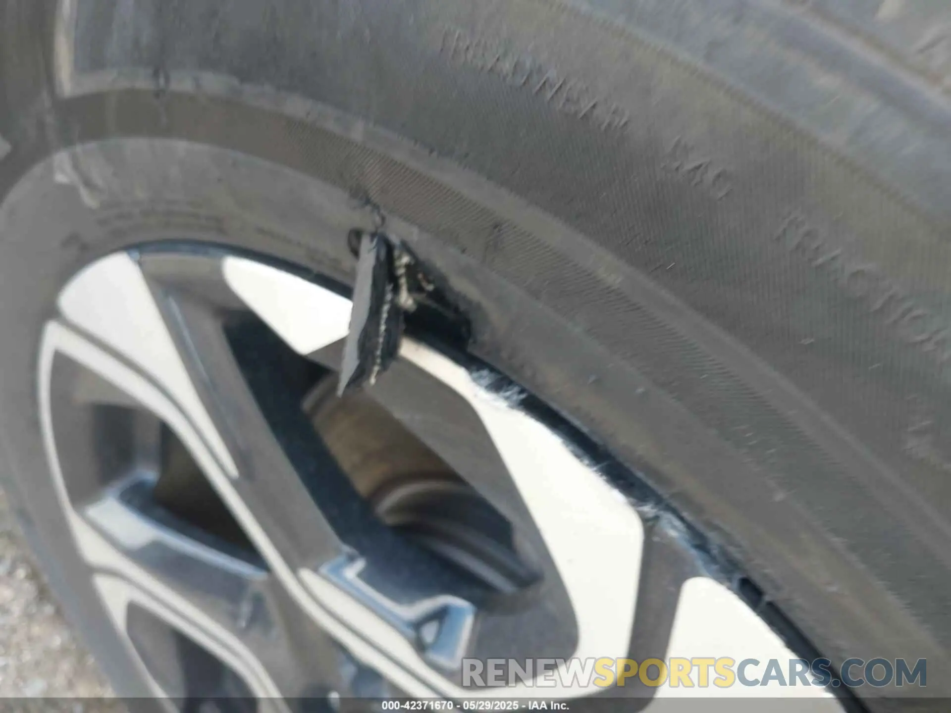 17 Photograph of a damaged car 2HKRW2H97KH640149 HONDA CR-V 2019