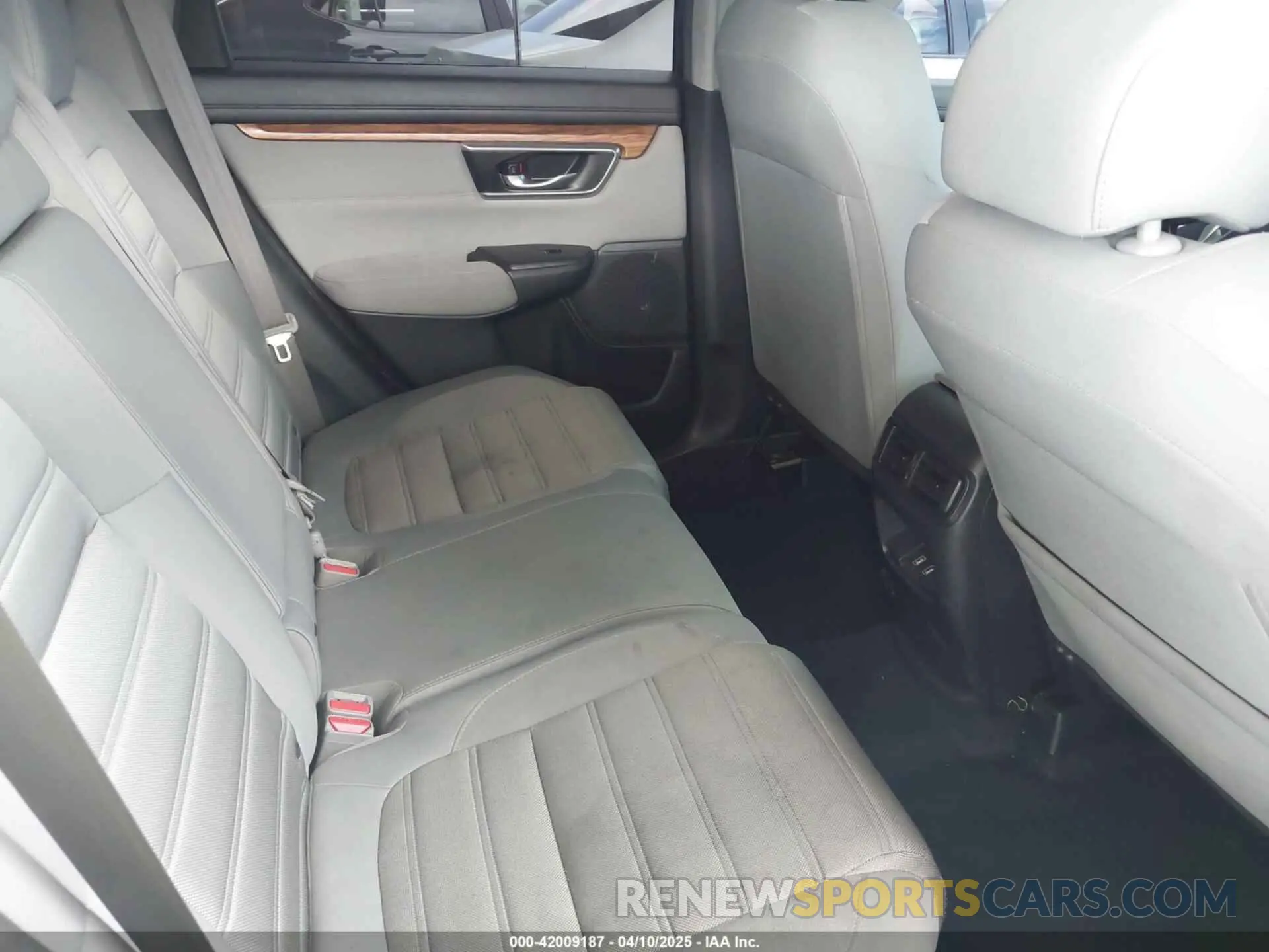 8 Photograph of a damaged car 5J6RW1H53KA031097 HONDA CR-V 2019