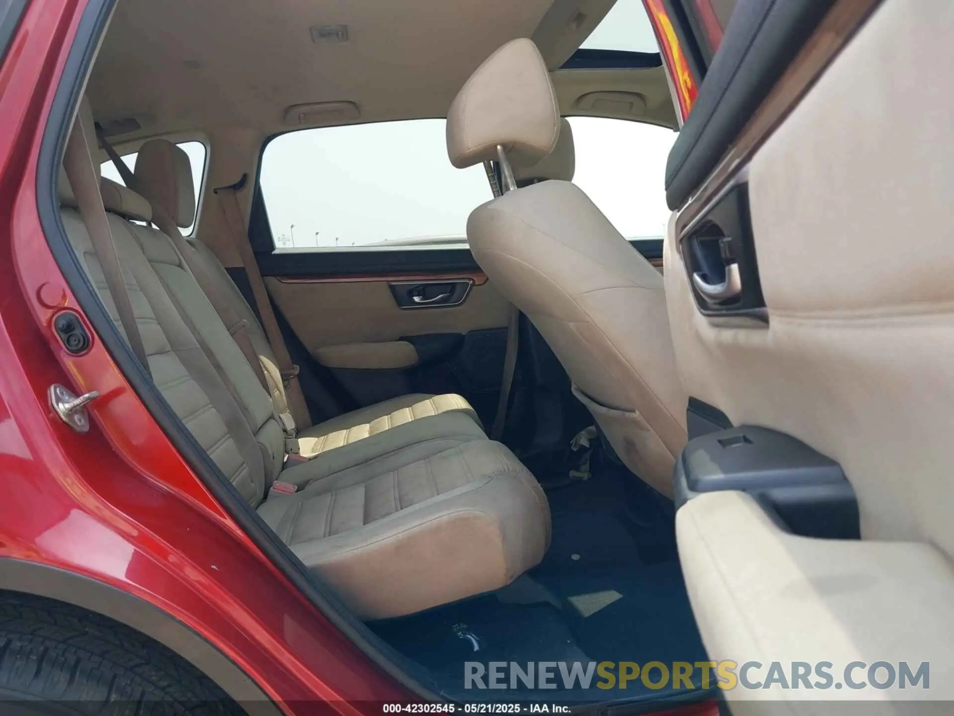 8 Photograph of a damaged car 5J6RW1H57KL001136 HONDA CR-V 2019
