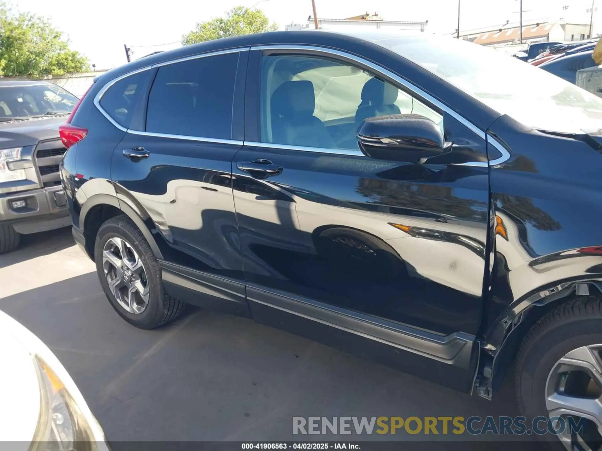 14 Photograph of a damaged car 5J6RW1H84KA001472 HONDA CR-V 2019