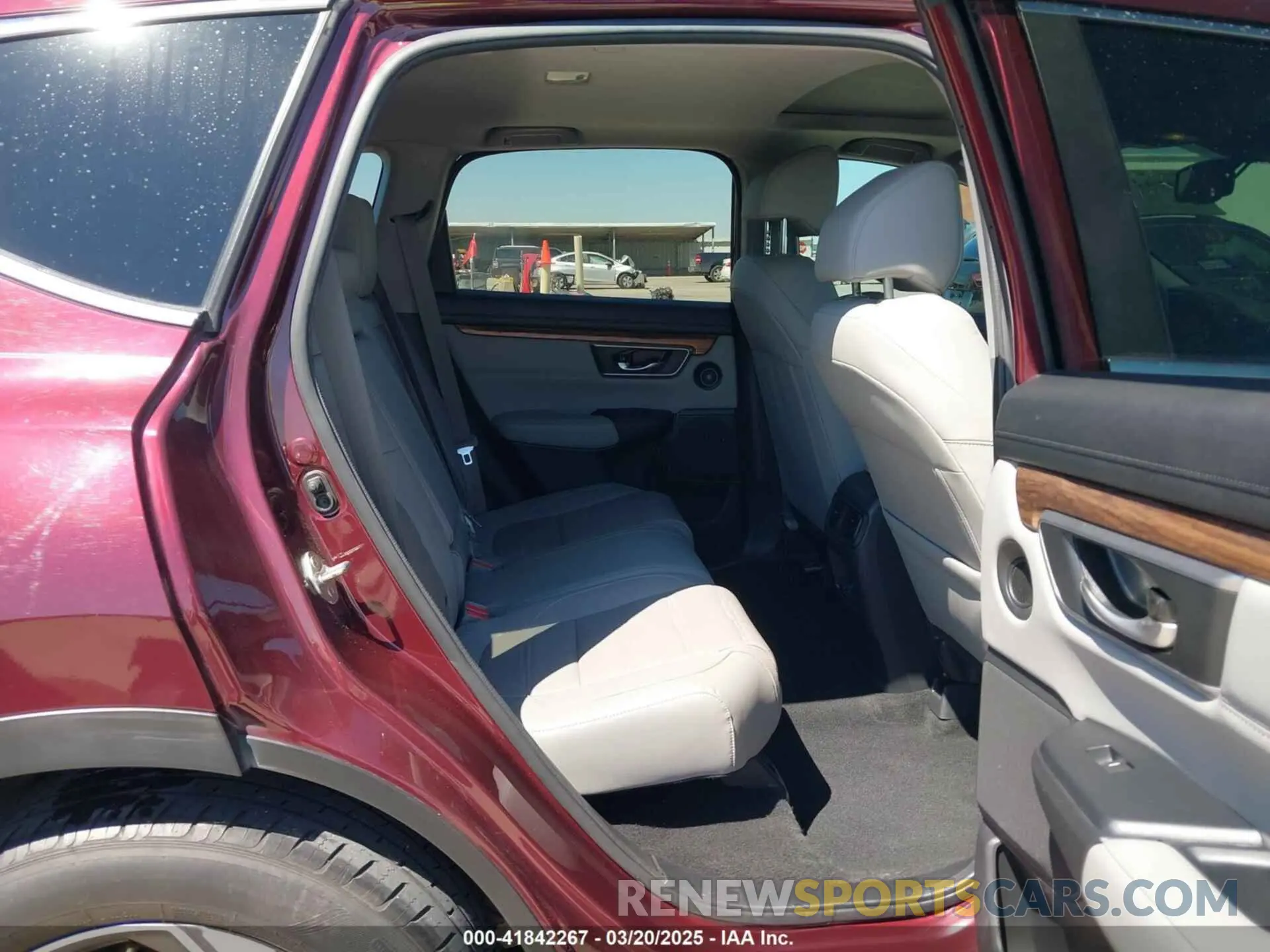 8 Photograph of a damaged car 5J6RW1H85KL002165 HONDA CR-V 2019