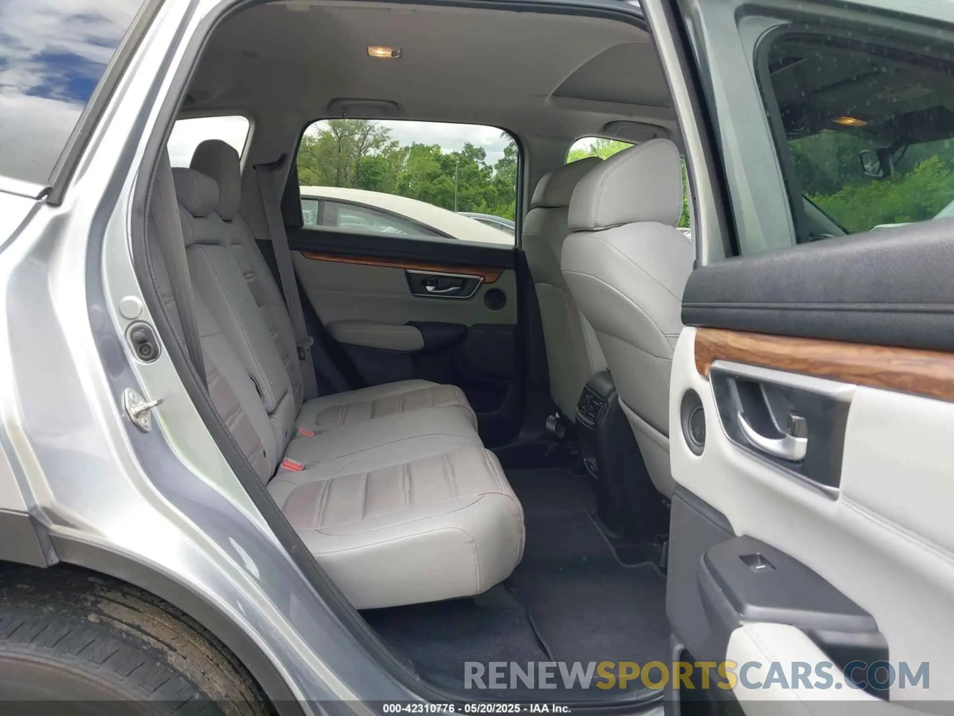 8 Photograph of a damaged car 5J6RW2H82KL029278 HONDA CR-V 2019
