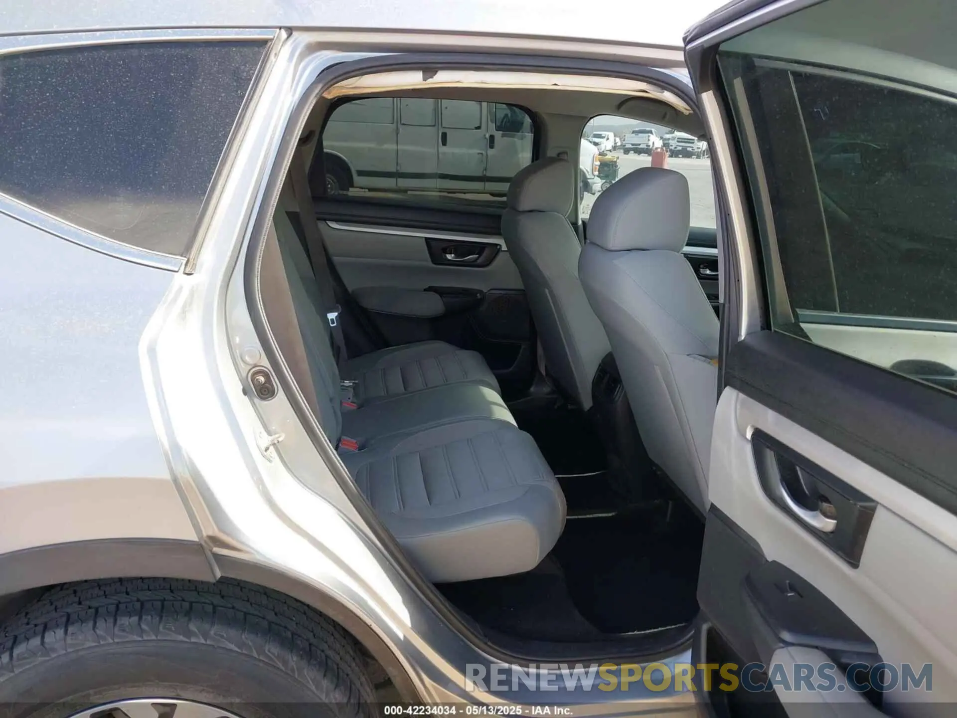 8 Photograph of a damaged car 5J6RW5H37KL004432 HONDA CR-V 2019