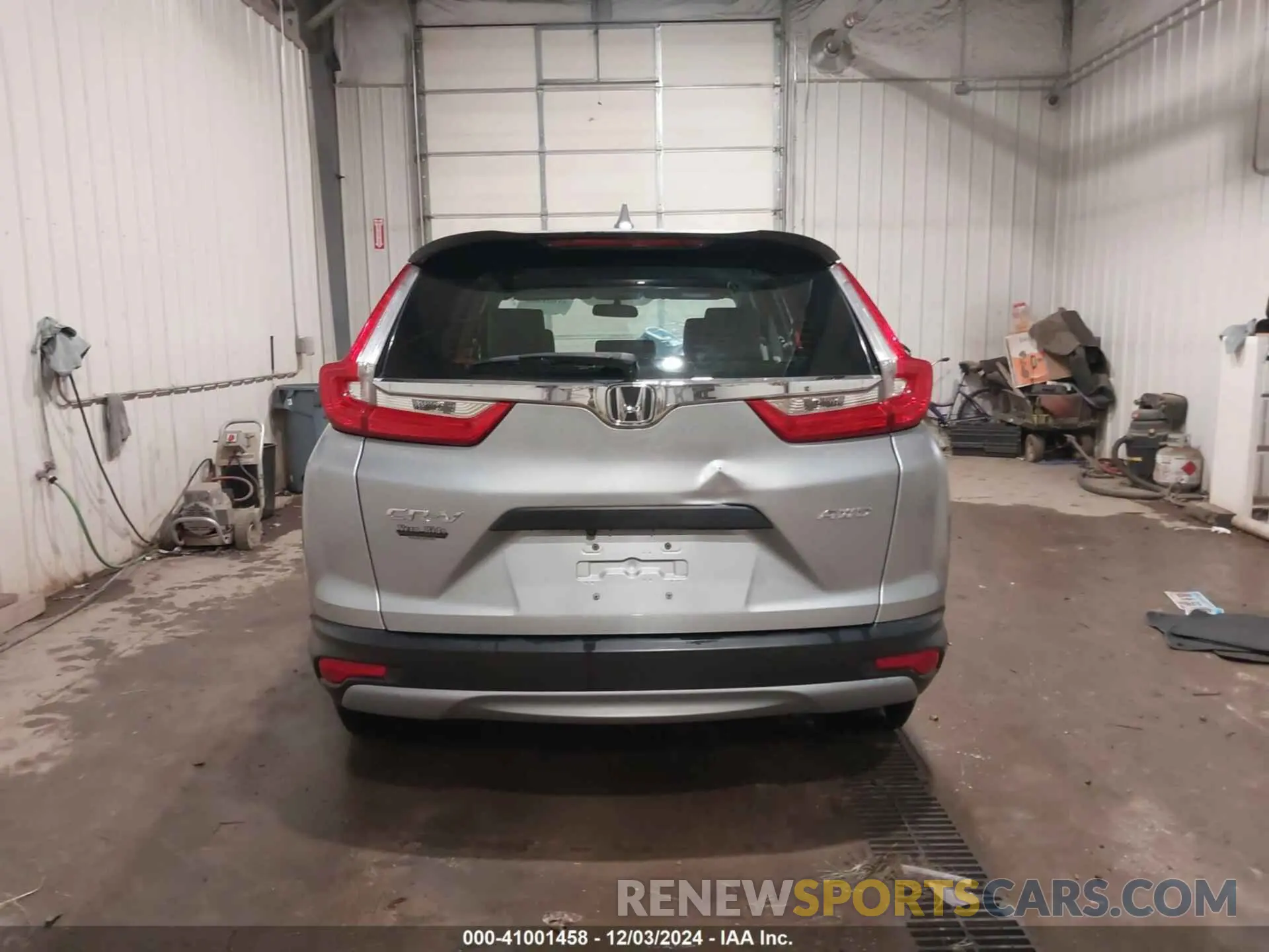 17 Photograph of a damaged car 5J6RW6H35KL001664 HONDA CR-V 2019