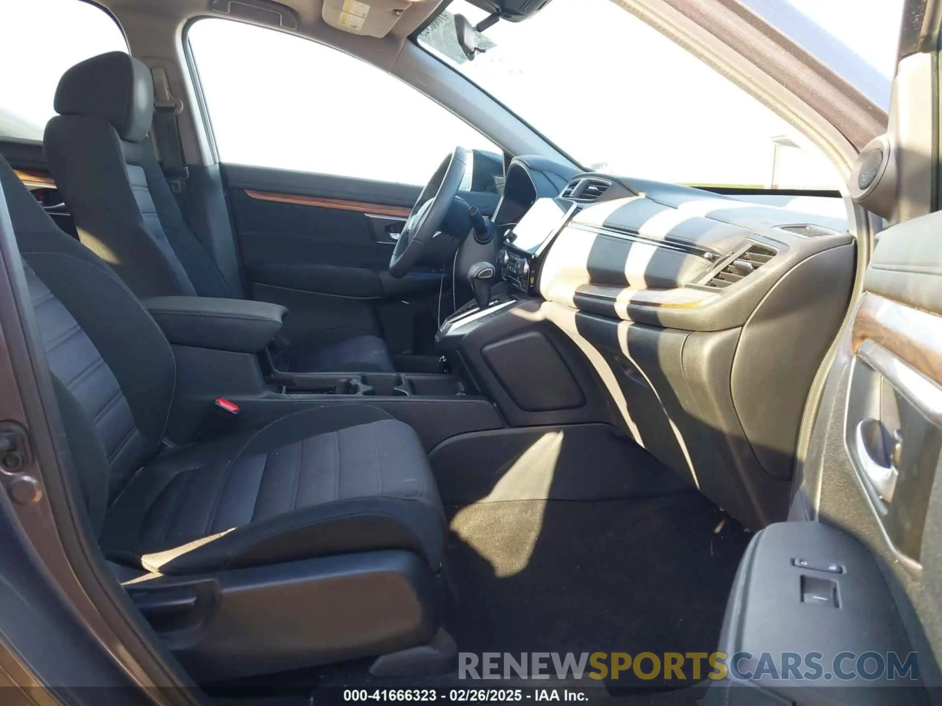 5 Photograph of a damaged car 7FARW1H52KE038656 HONDA CR-V 2019