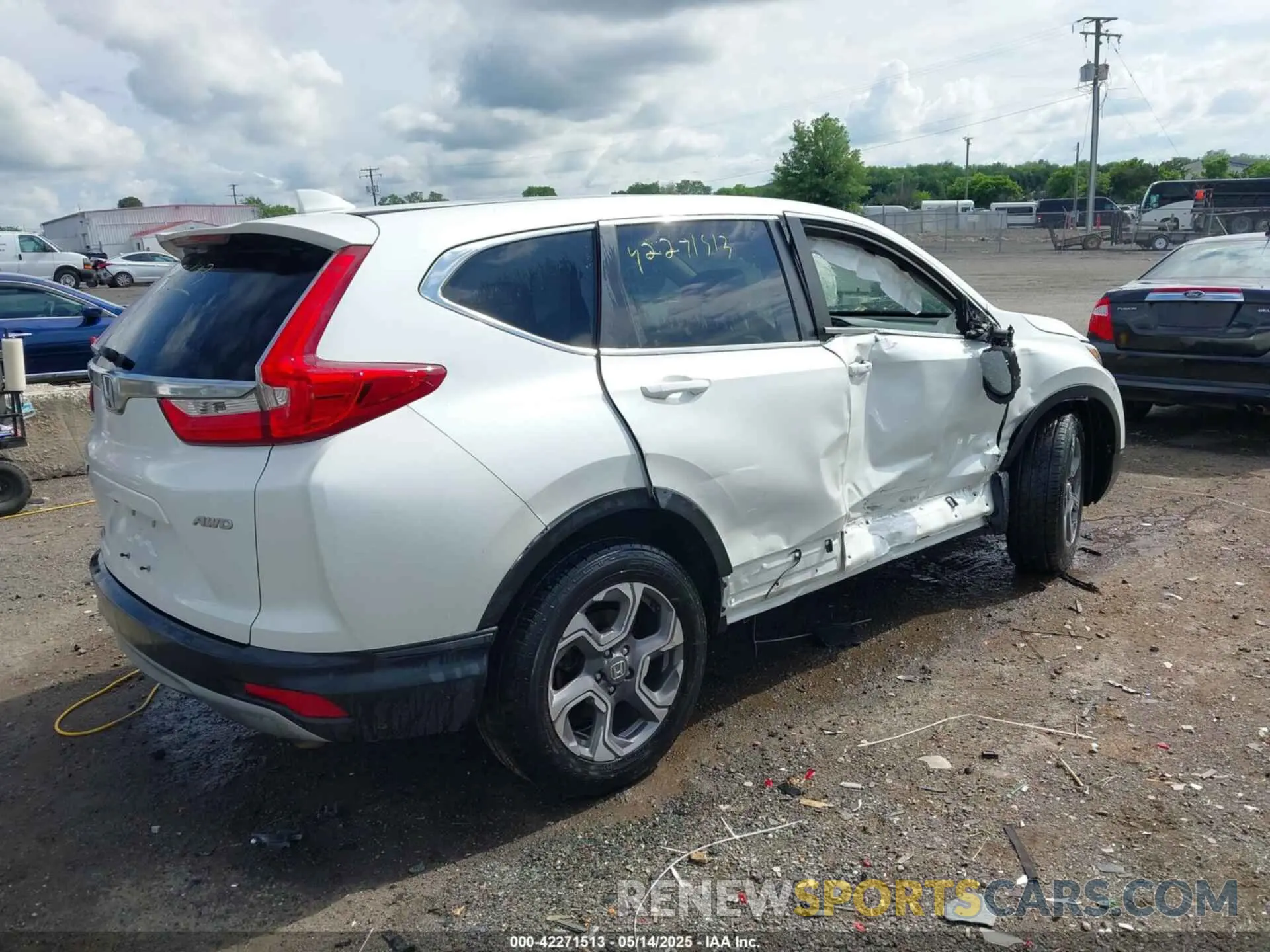 4 Photograph of a damaged car 7FARW2H53KE016011 HONDA CR-V 2019