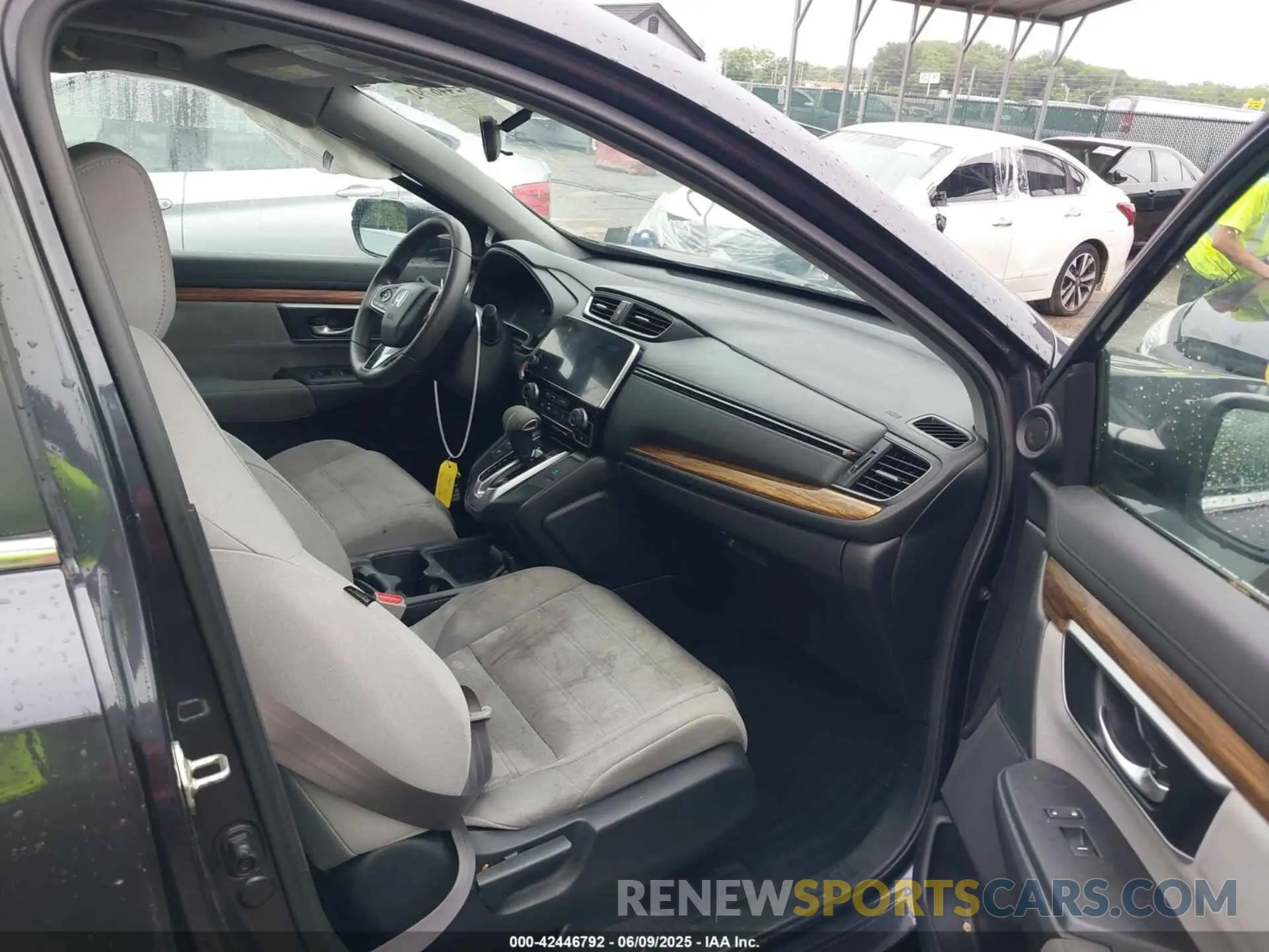 5 Photograph of a damaged car 7FARW2H54KE020990 HONDA CR-V 2019