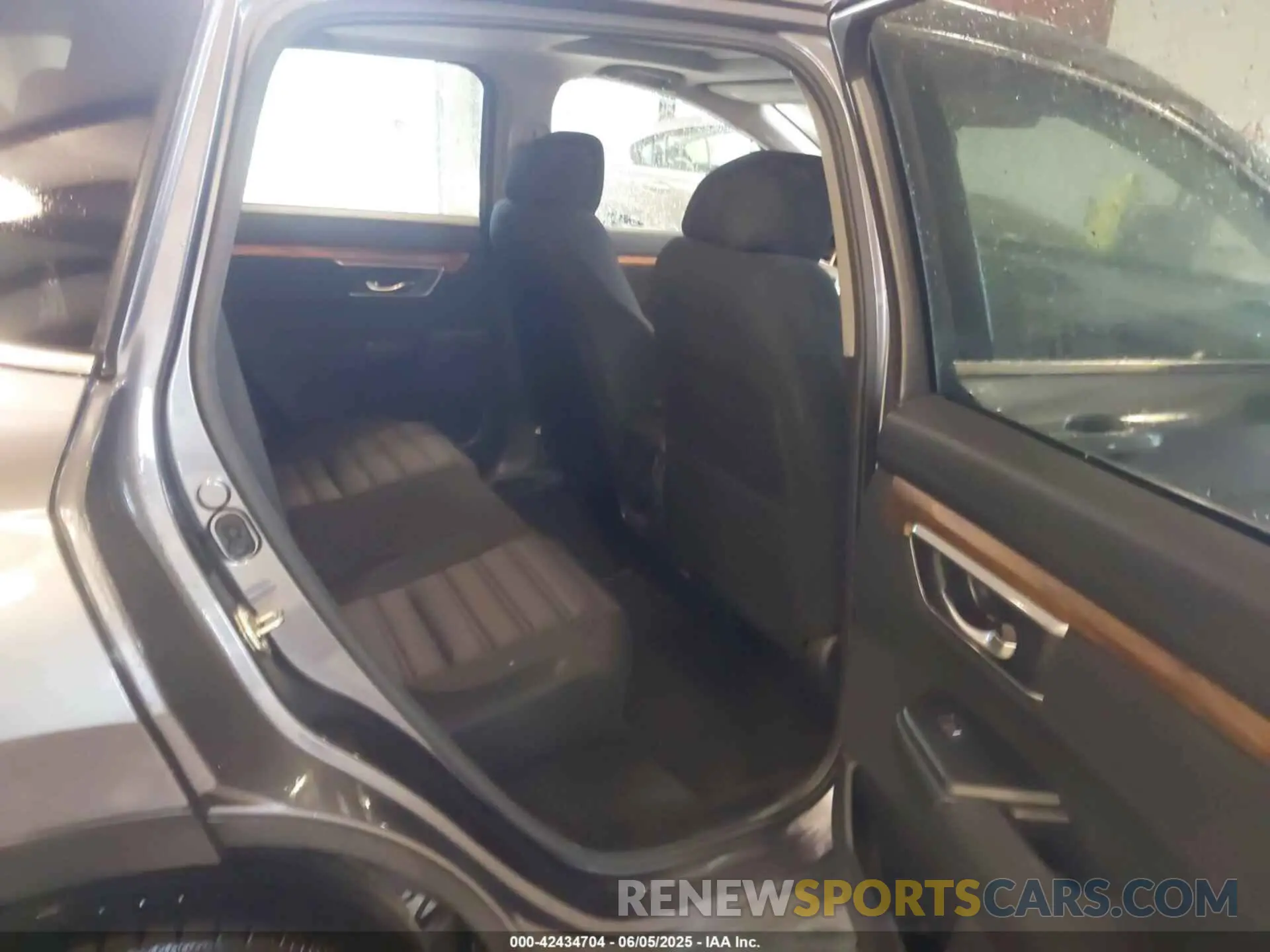 8 Photograph of a damaged car 7FARW2H58KE014870 HONDA CR-V 2019