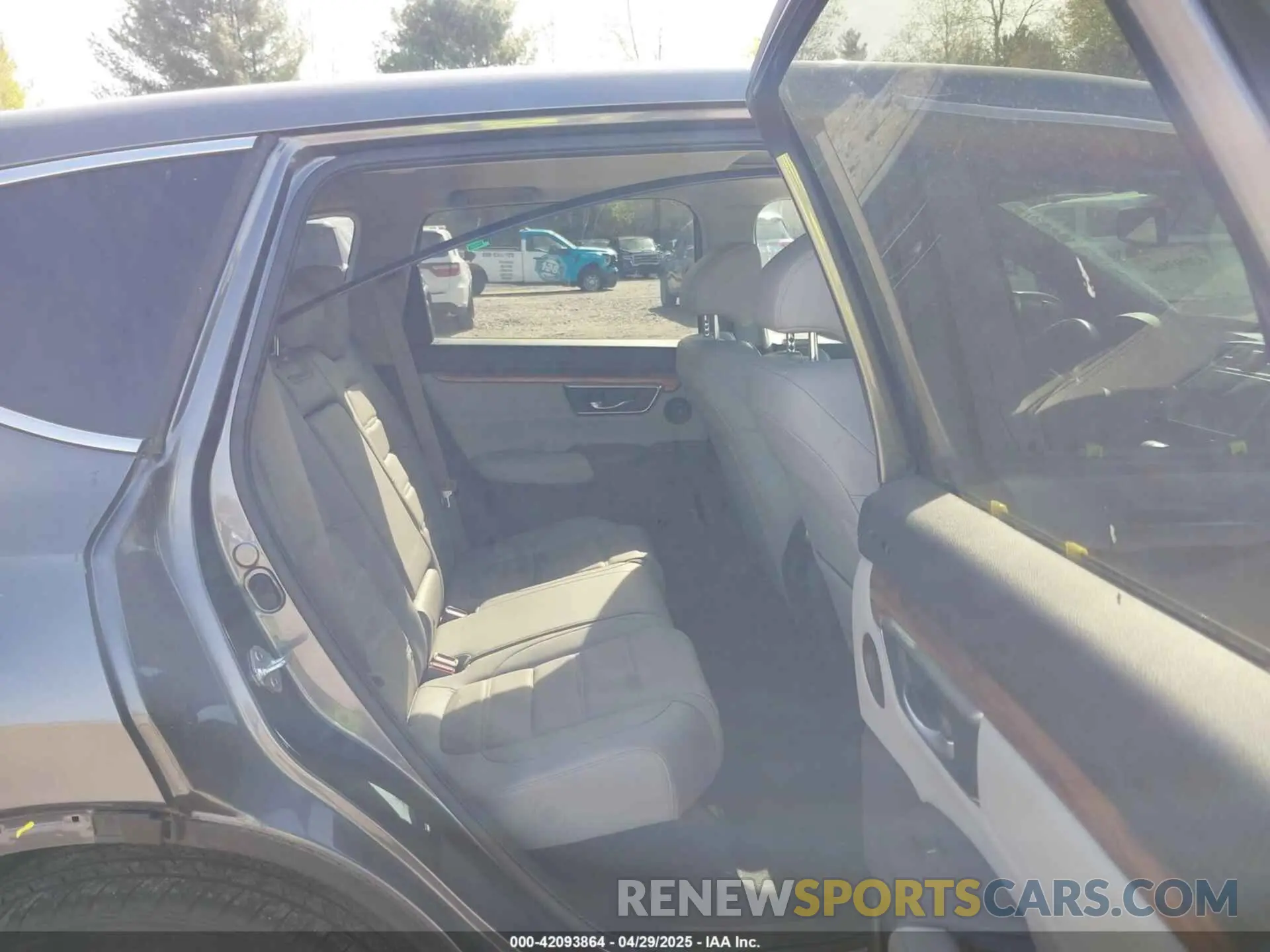8 Photograph of a damaged car JHLRW2H81KX013073 HONDA CR-V 2019