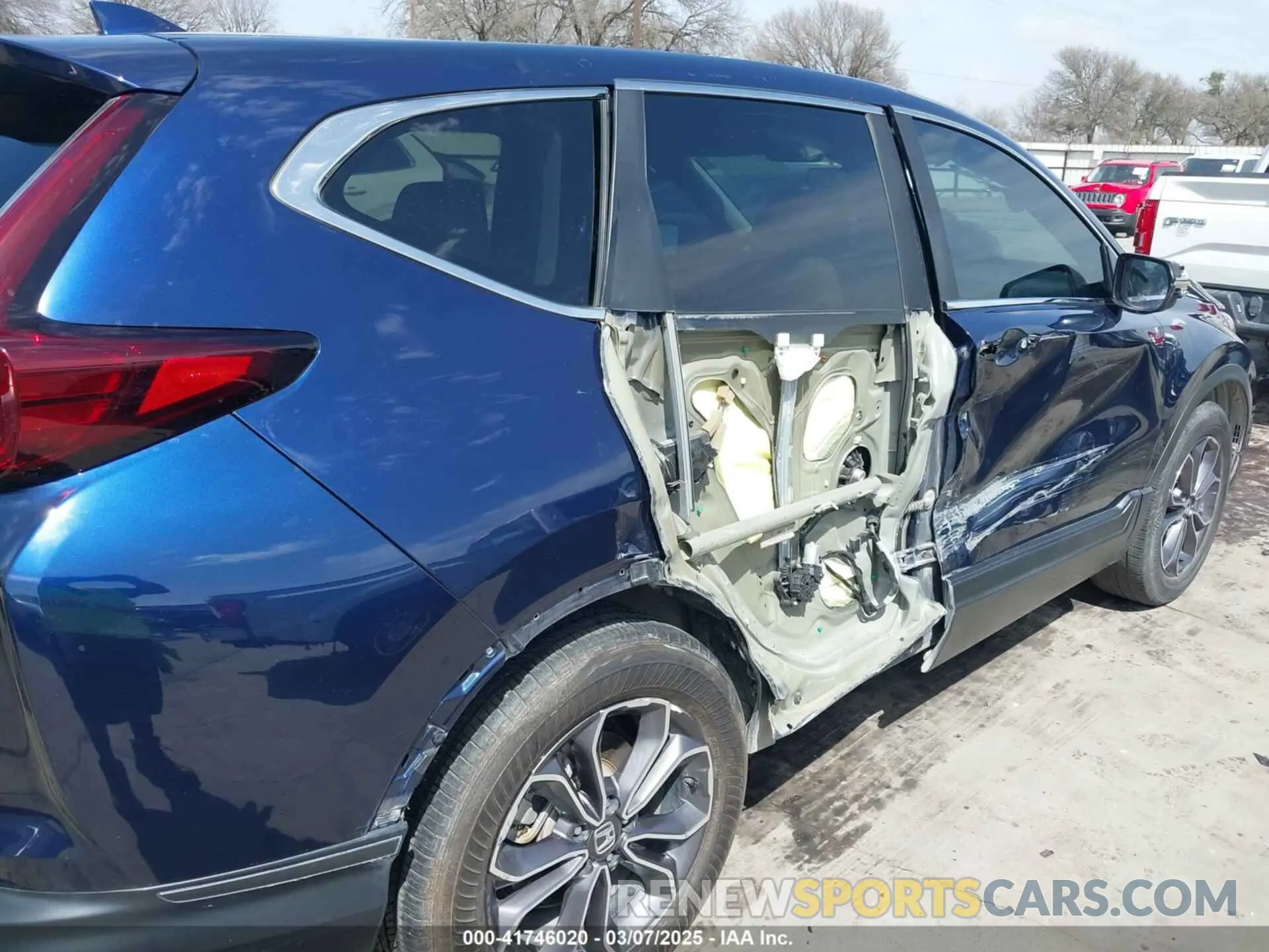 17 Photograph of a damaged car 2HKRW1H54LH418645 HONDA CR-V 2020