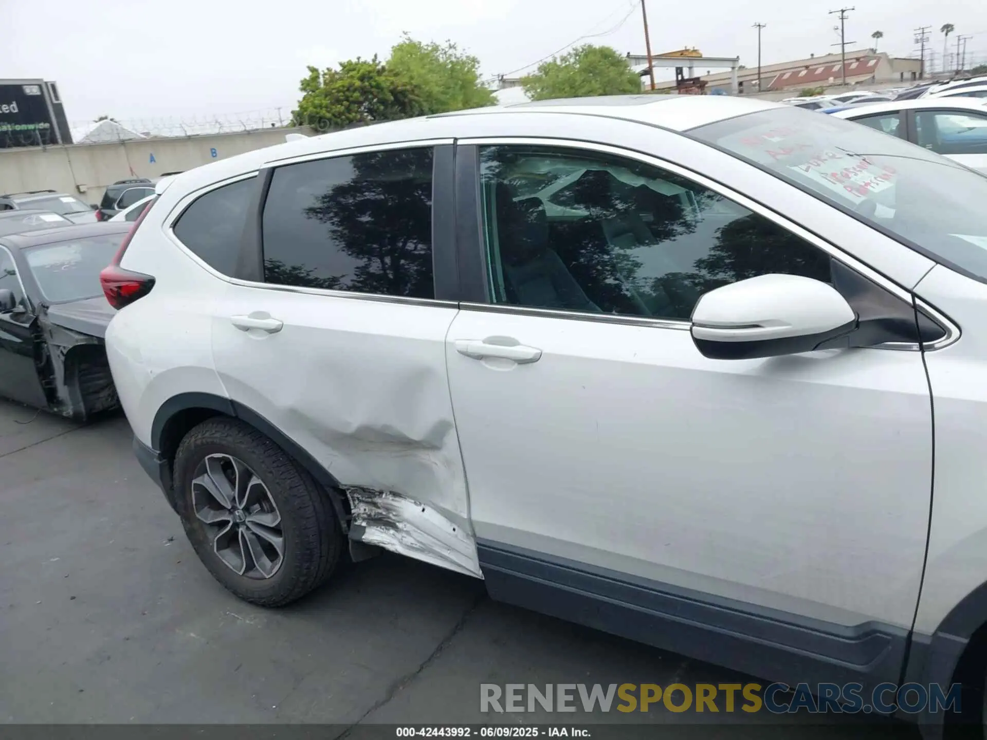14 Photograph of a damaged car 2HKRW2H80LH692392 HONDA CR-V 2020