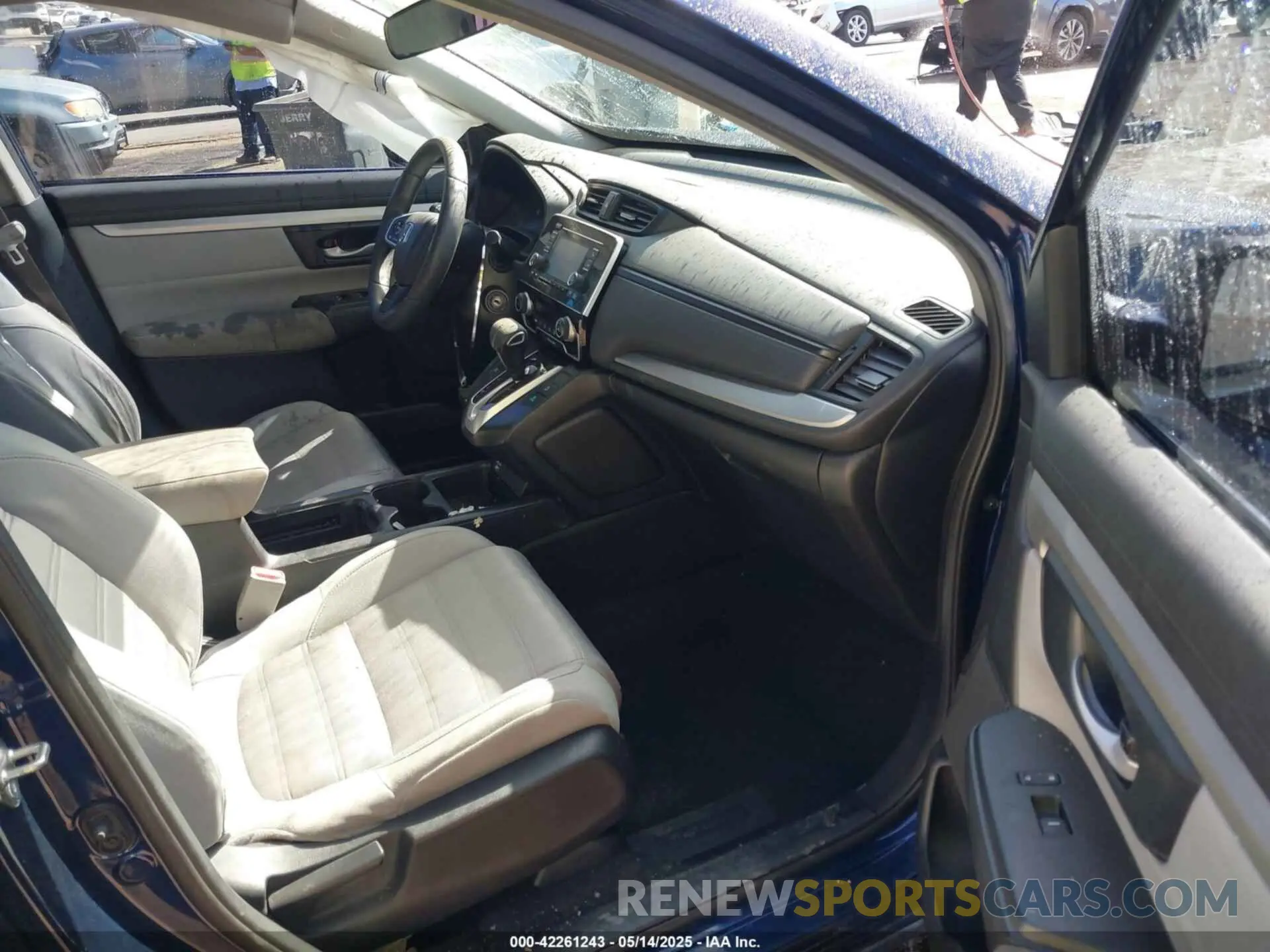 5 Photograph of a damaged car 5J6RW1H28LA001777 HONDA CR-V 2020