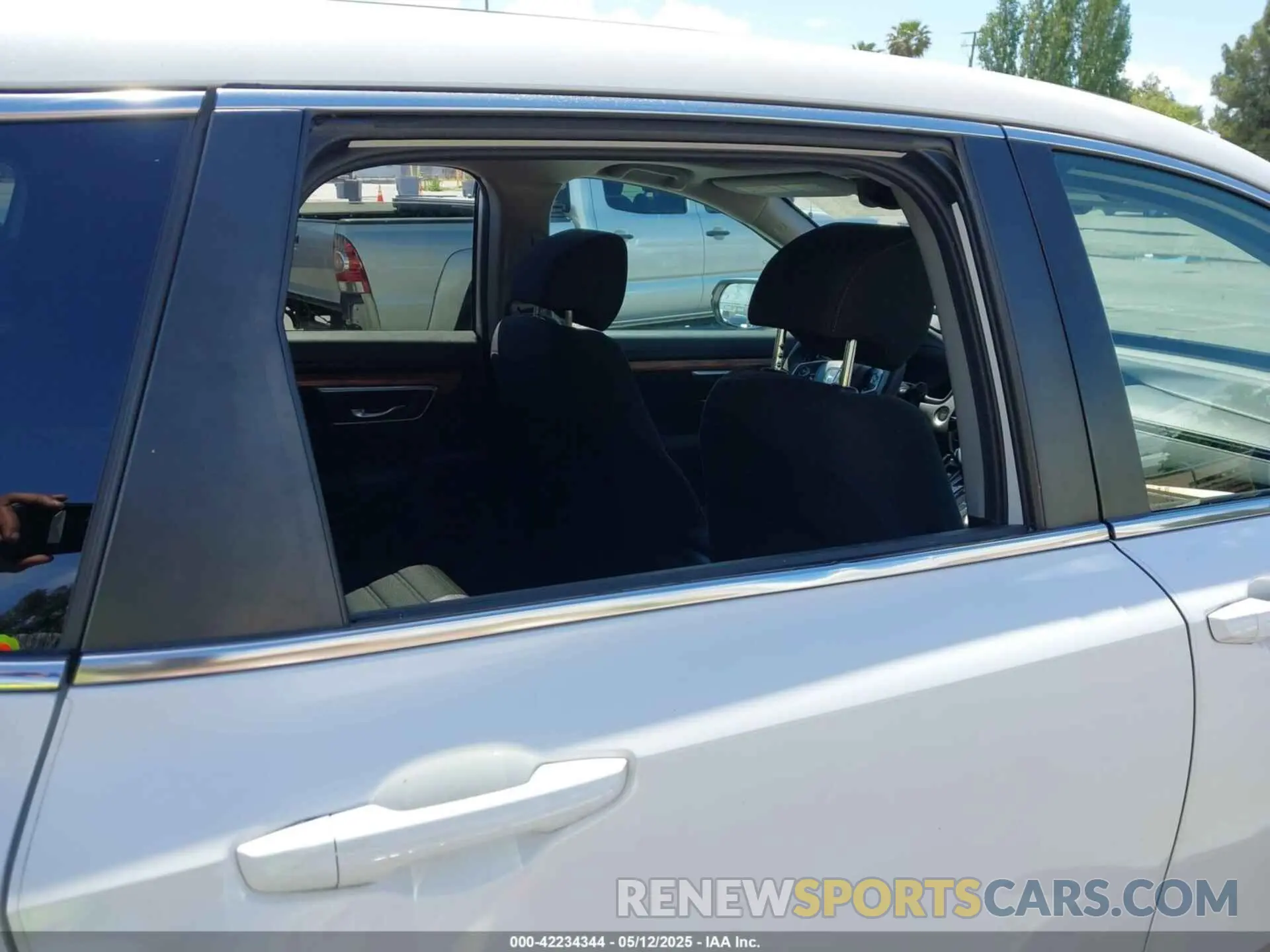 6 Photograph of a damaged car 5J6RW1H55LA013363 HONDA CR-V 2020
