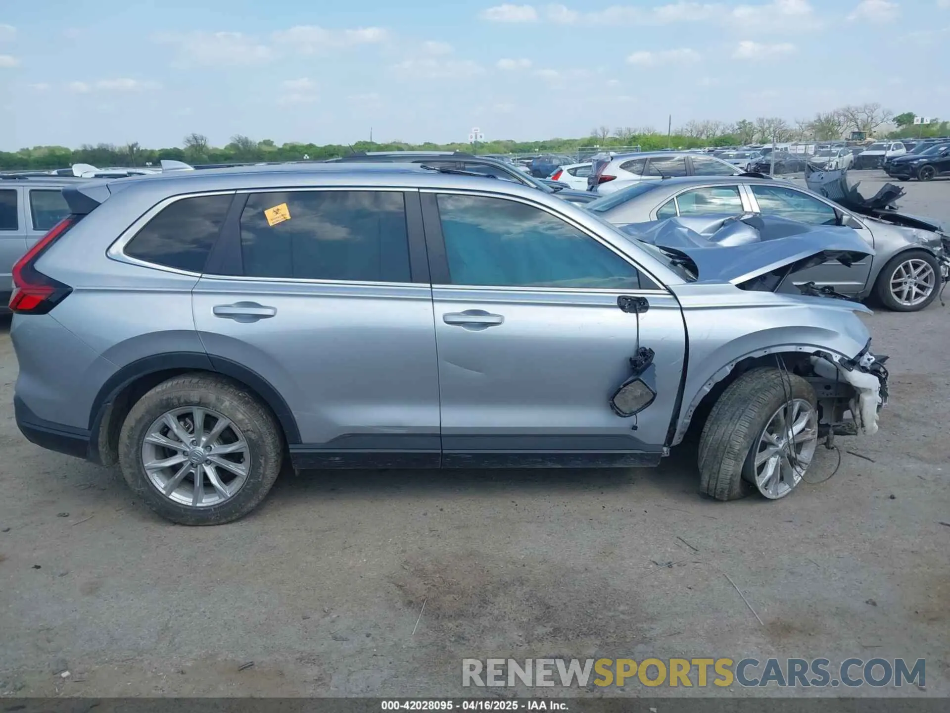 14 Photograph of a damaged car 2HKRS3H75PH302319 HONDA CR-V 2023