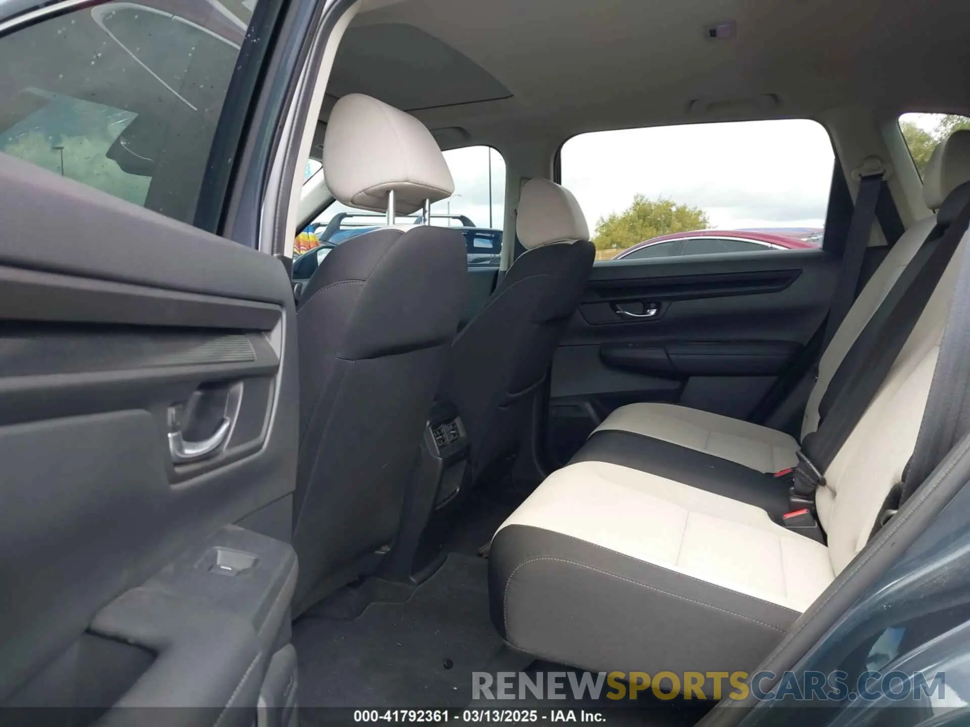 8 Photograph of a damaged car 2HKRS4H43PH400468 HONDA CR-V 2023