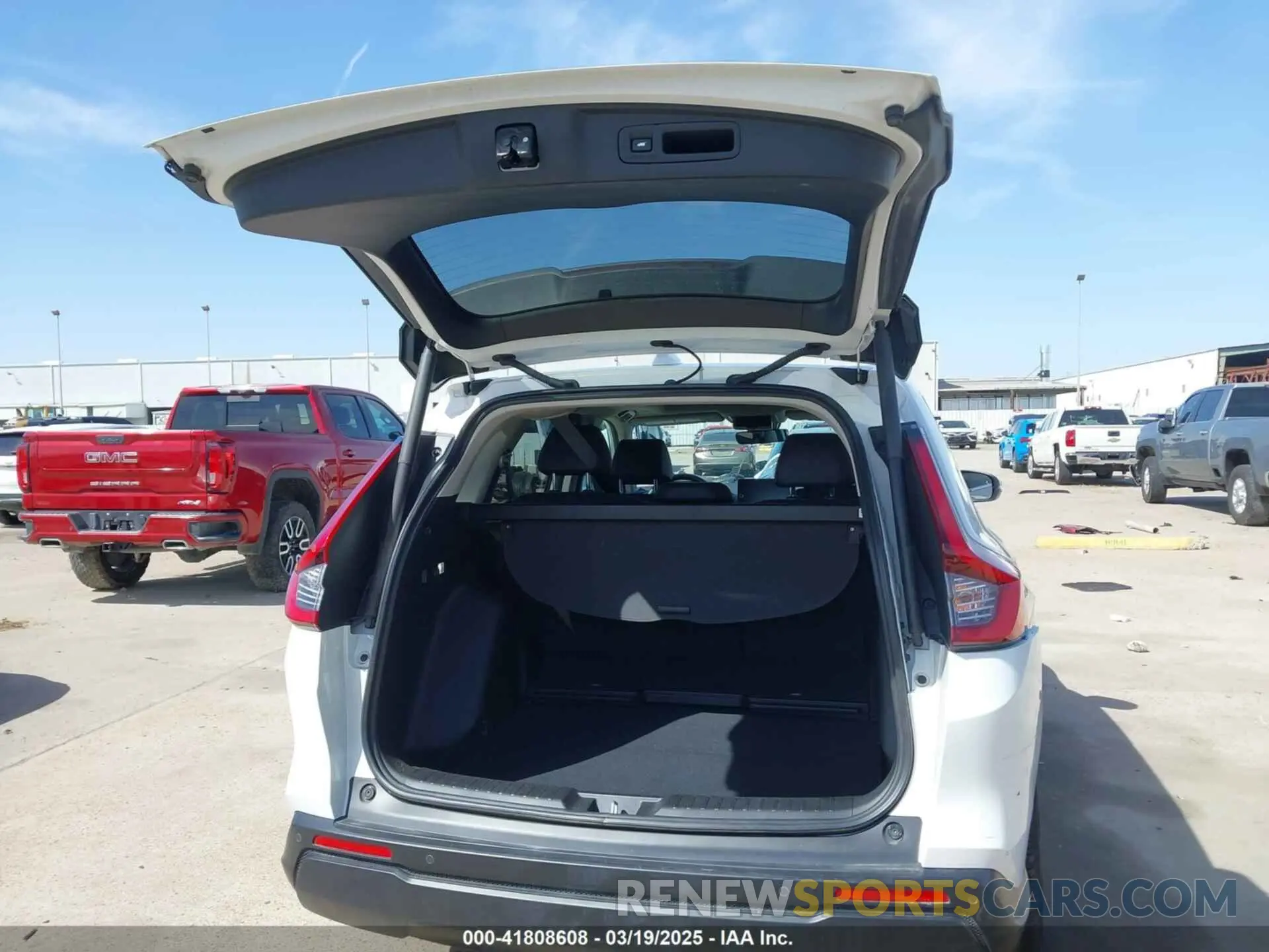 17 Photograph of a damaged car 2HKRS3H70RH320522 HONDA CR-V 2024