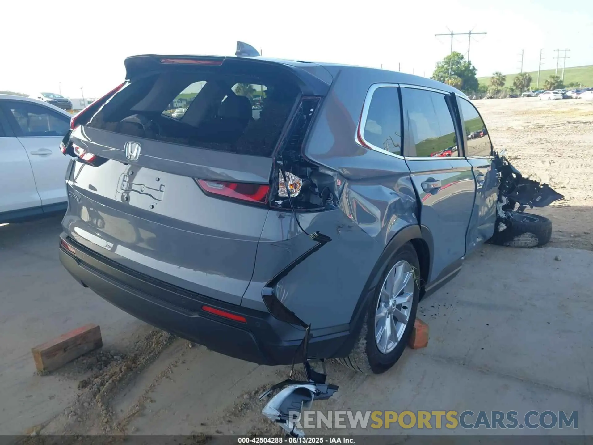 4 Photograph of a damaged car 2HKRS3H71SH331342 HONDA CR-V 2025