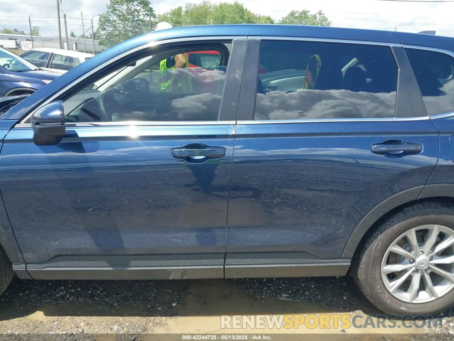 14 Photograph of a damaged car 2HKRS3H76SH321857 HONDA CR-V 2025