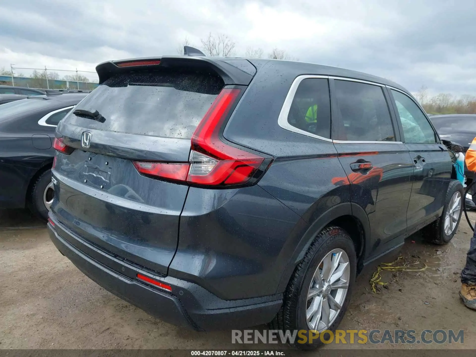 4 Photograph of a damaged car 2HKRS4H73SH422036 HONDA CR-V 2025