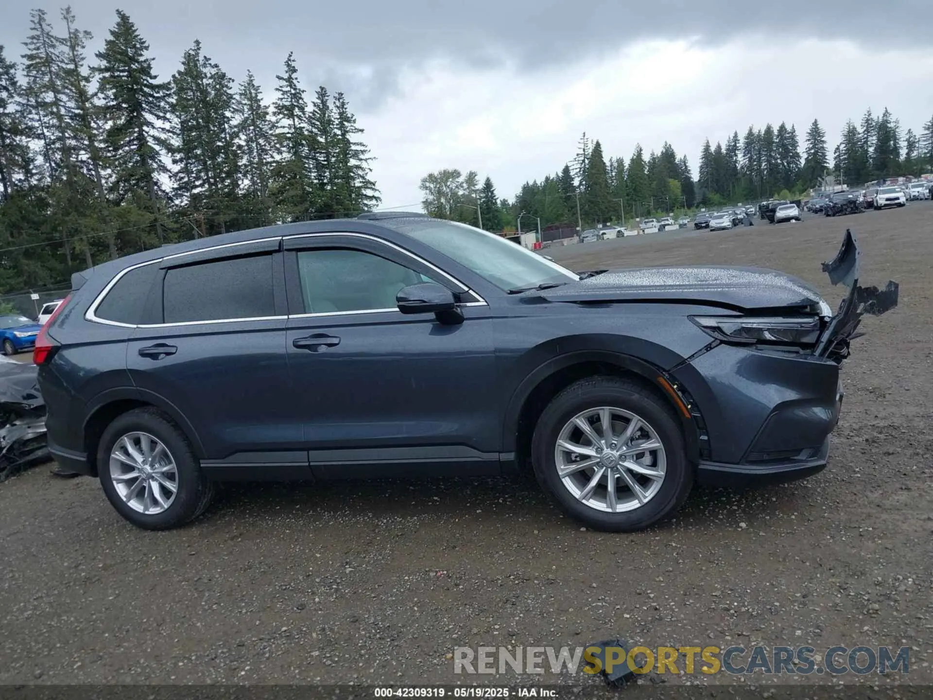 13 Photograph of a damaged car 2HKRS4H77SH463396 HONDA CR-V 2025