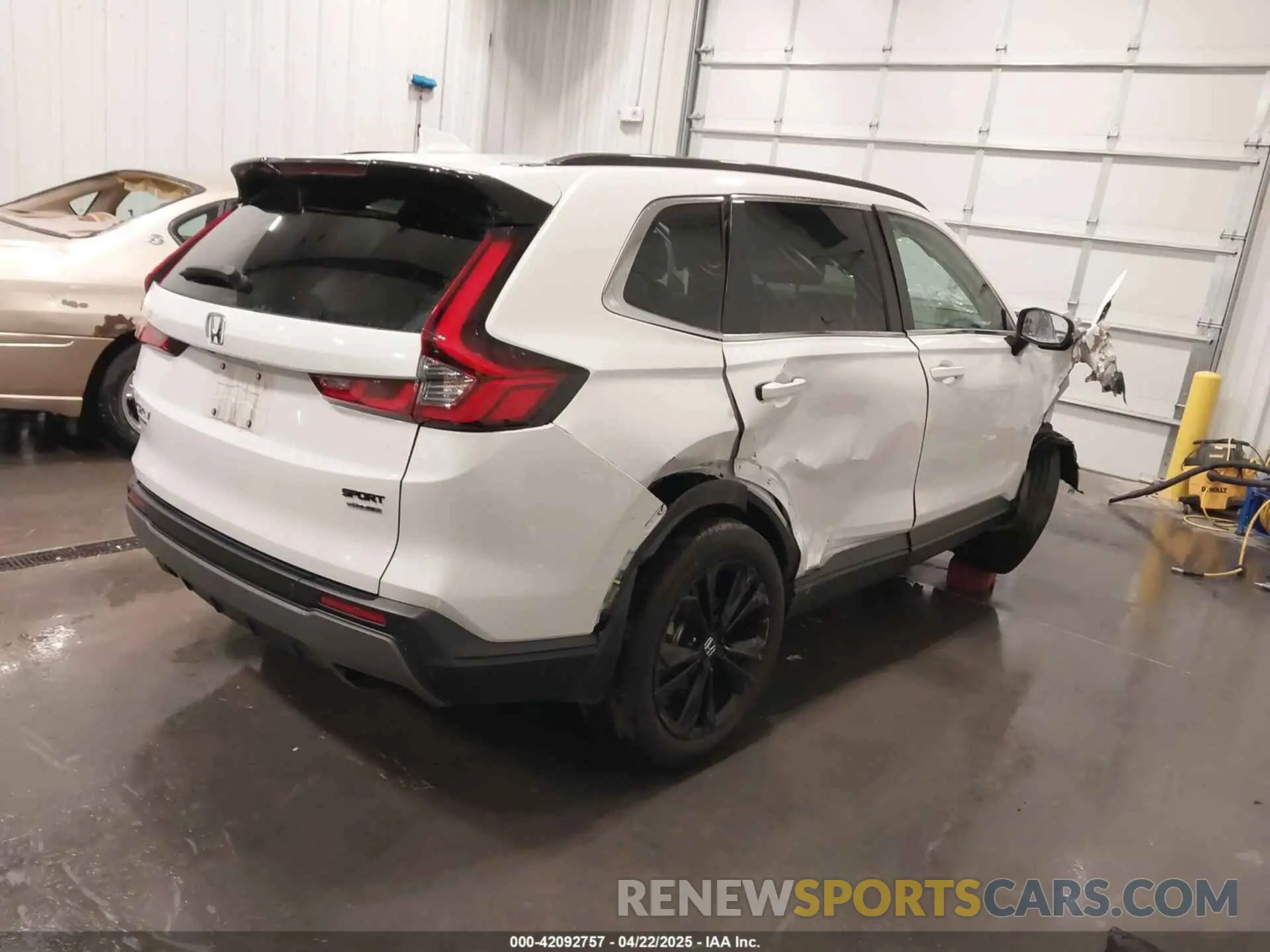 4 Photograph of a damaged car 5J6RS6H98SL005644 HONDA CR-V HYBRID 2025