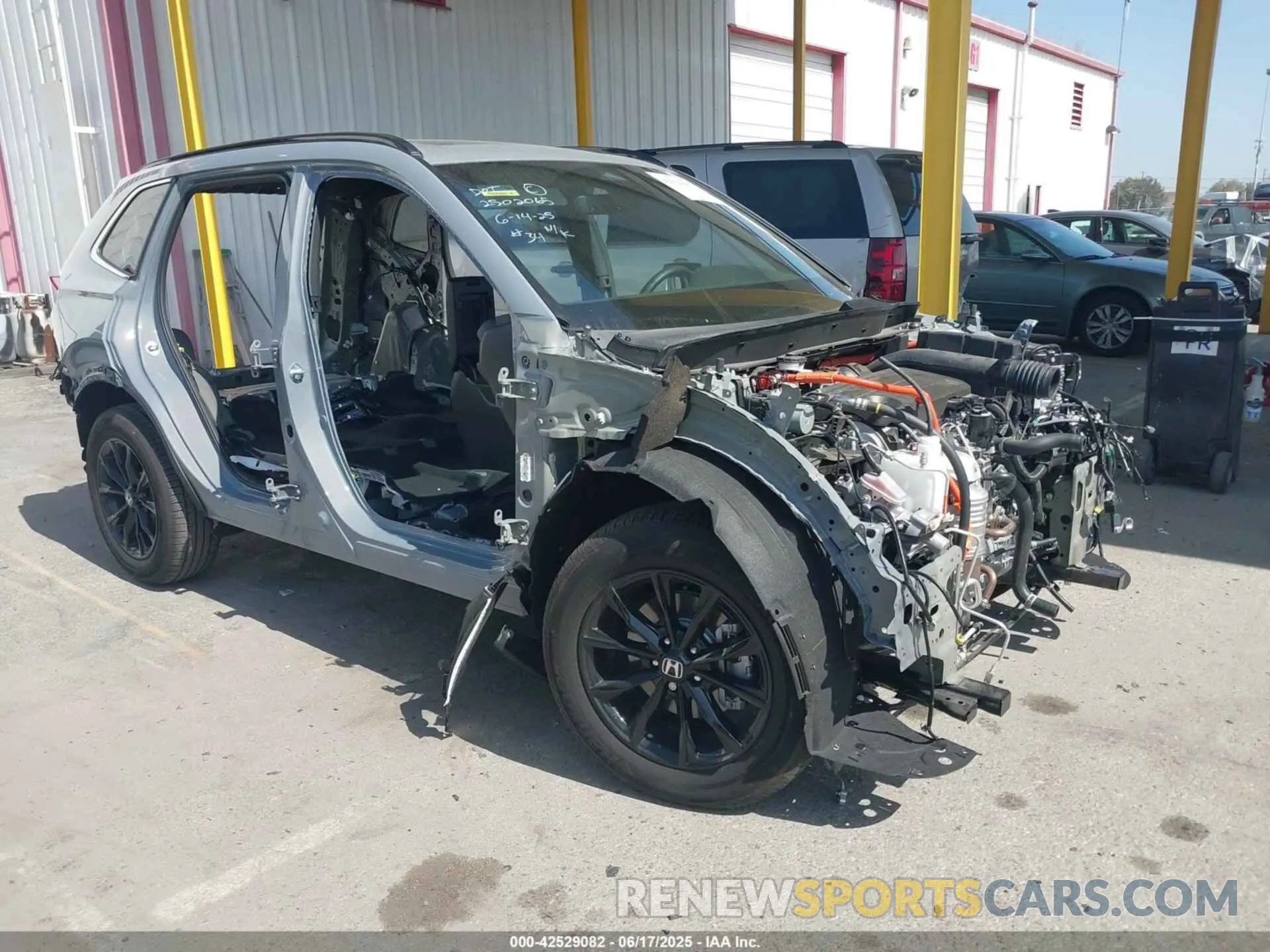 1 Photograph of a damaged car 7FARS5H83SE003704 HONDA CR-V HYBRID 2025