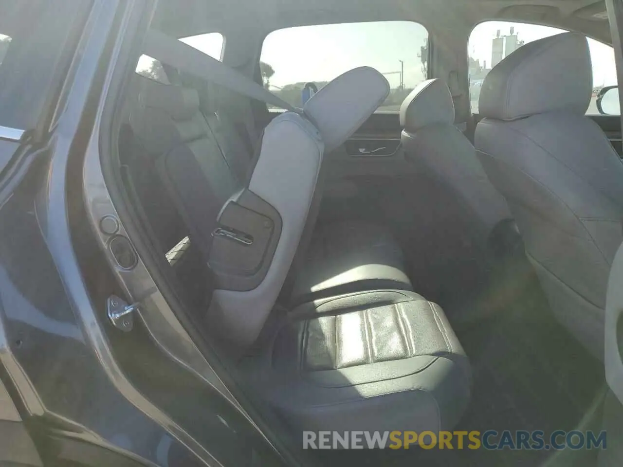 11 Photograph of a damaged car 2HKRW1H87LH428290 HONDA CRV 2020