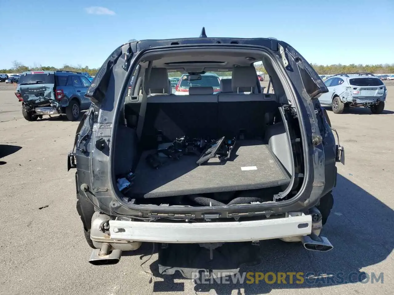 6 Photograph of a damaged car 2HKRW2H98LH618176 HONDA CRV 2020