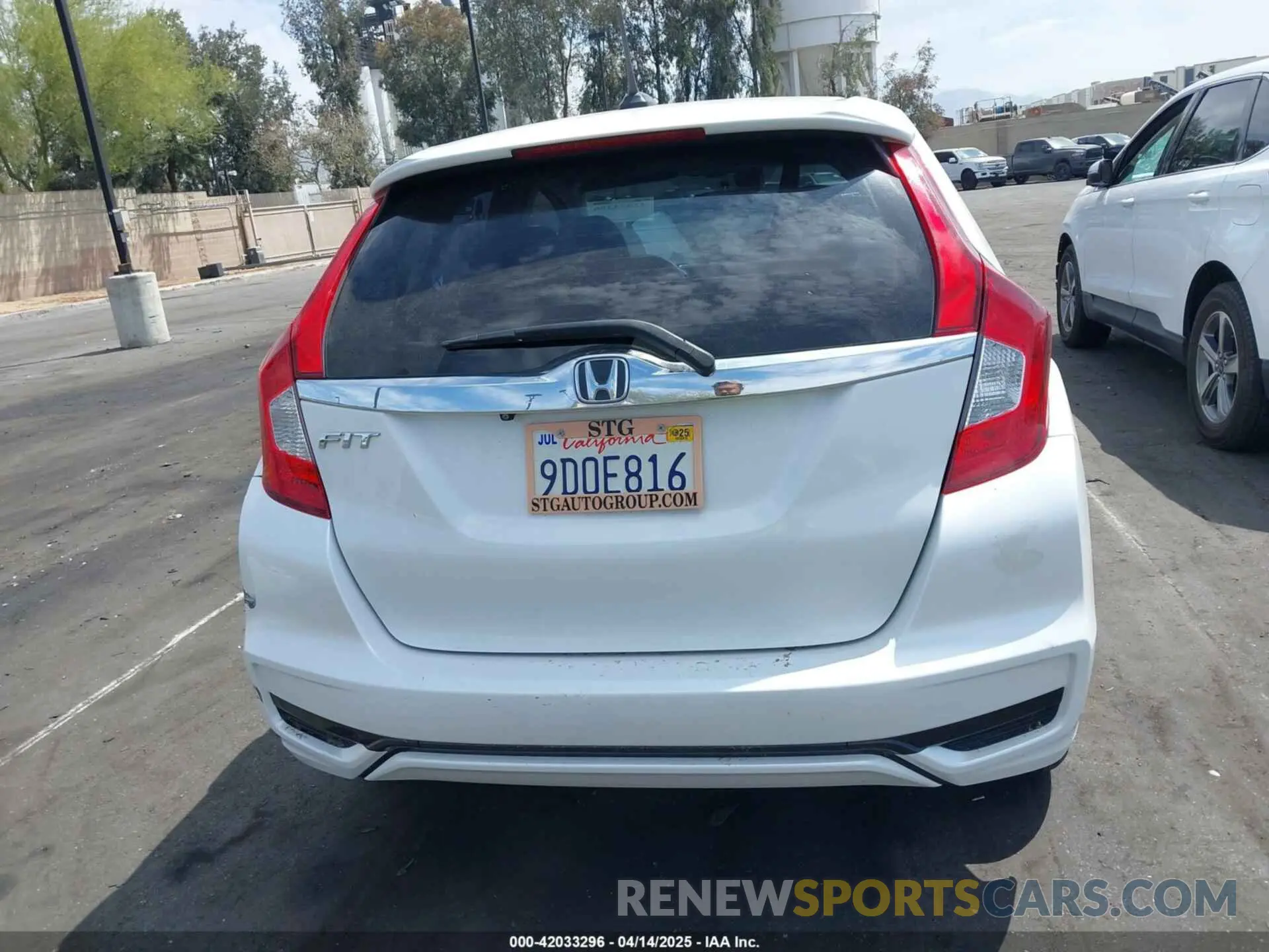 17 Photograph of a damaged car 3HGGK5H80KM715748 HONDA FIT 2019