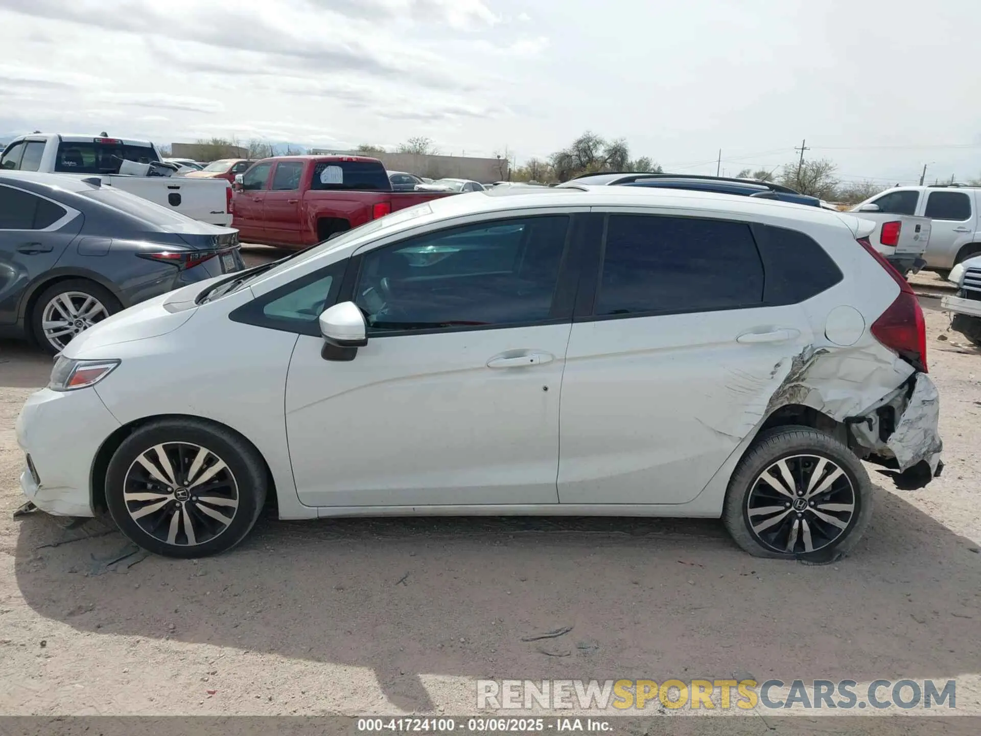 14 Фотография поврежденного автомобиля 3HGGK5H82KM741039 HONDA FIT 2019