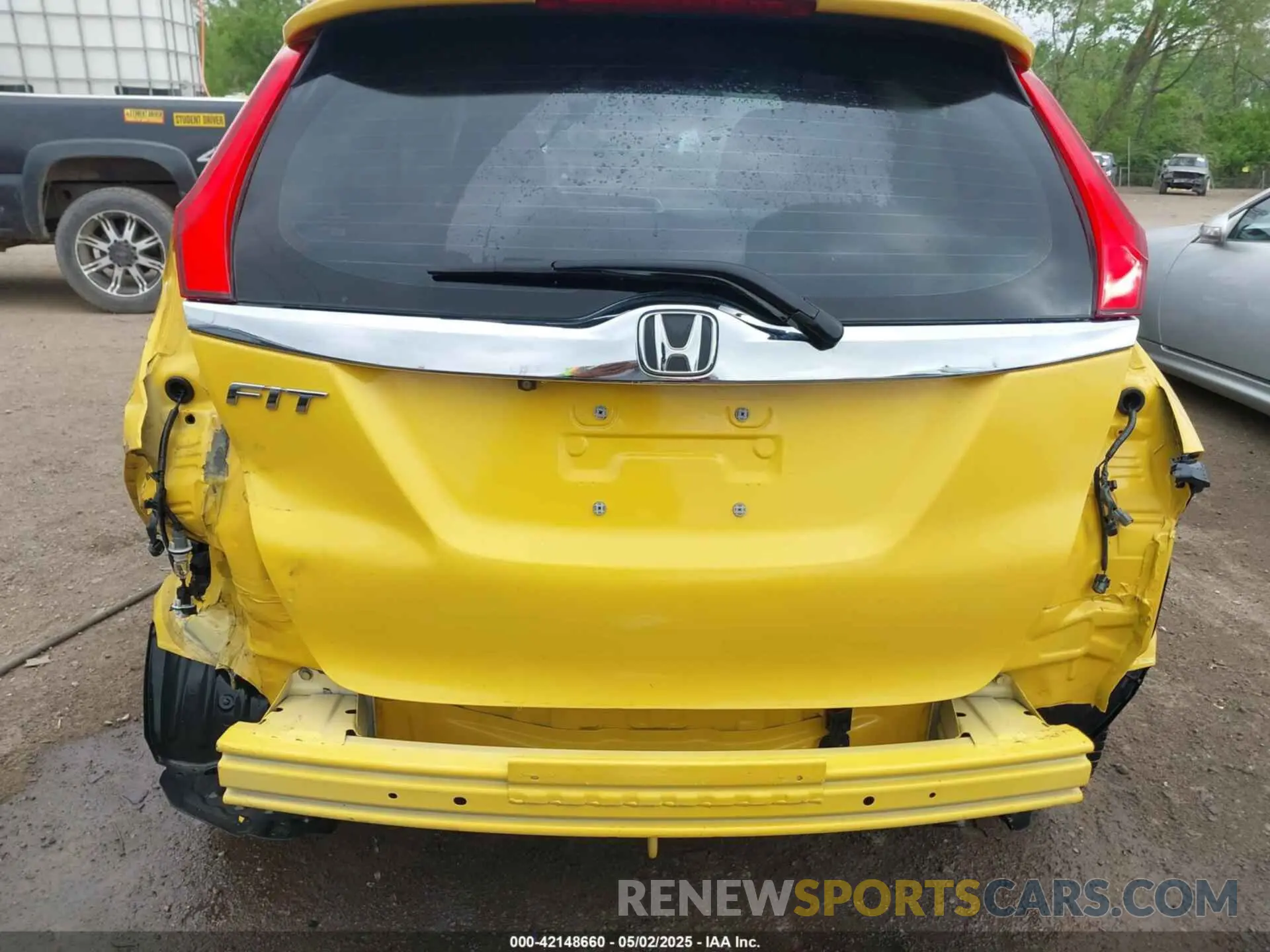 17 Photograph of a damaged car 3HGGK5H86KM723689 HONDA FIT 2019