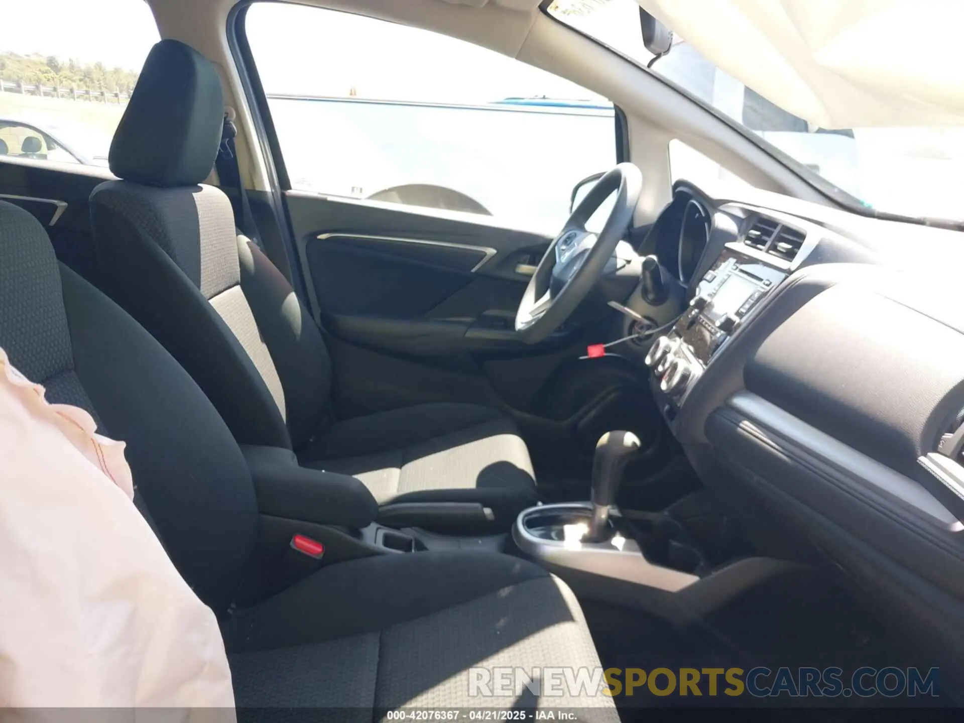 5 Photograph of a damaged car 3HGGK5H40LM707356 HONDA FIT 2020