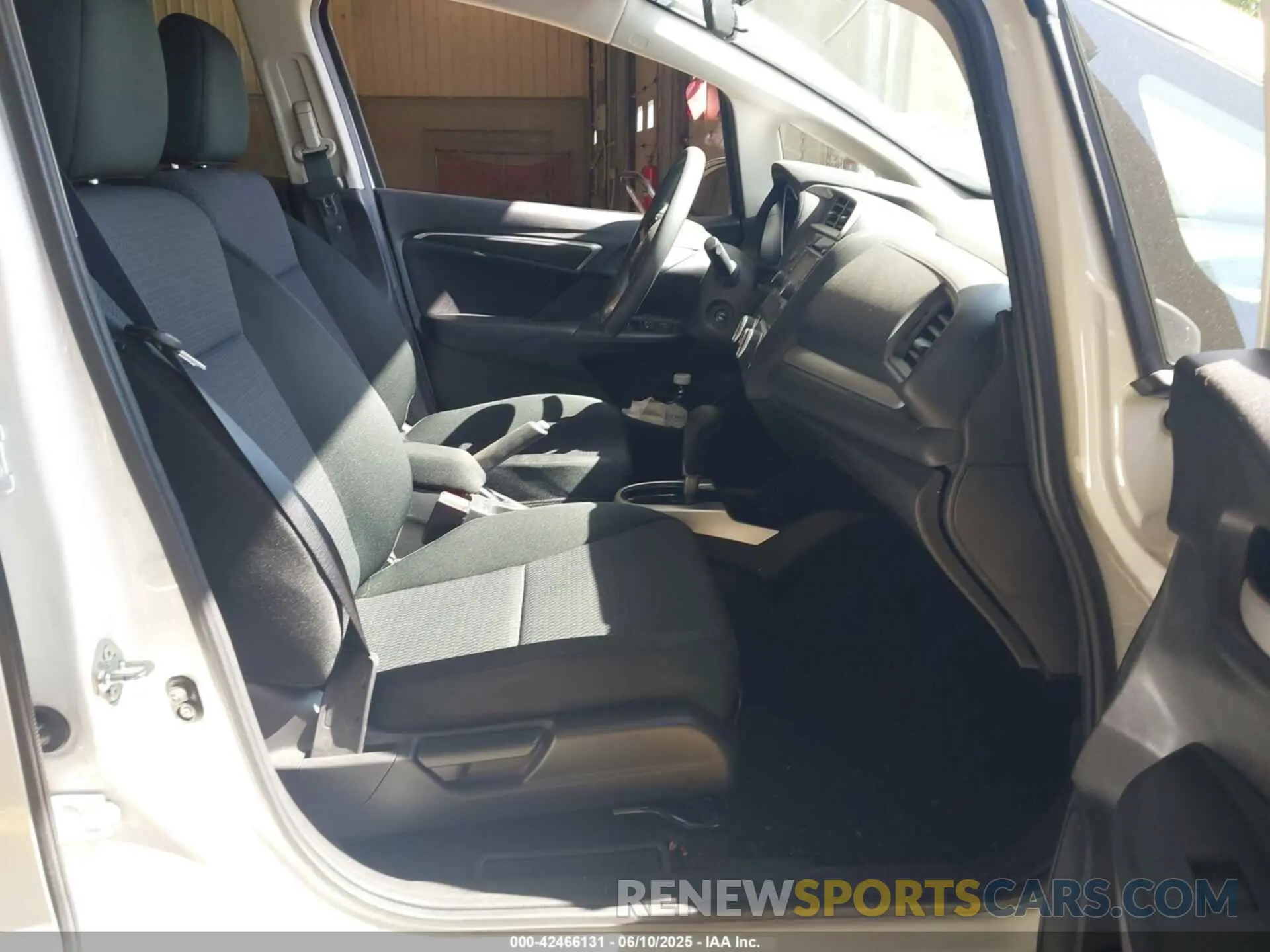 5 Photograph of a damaged car 3HGGK5H41LM718351 HONDA FIT 2020