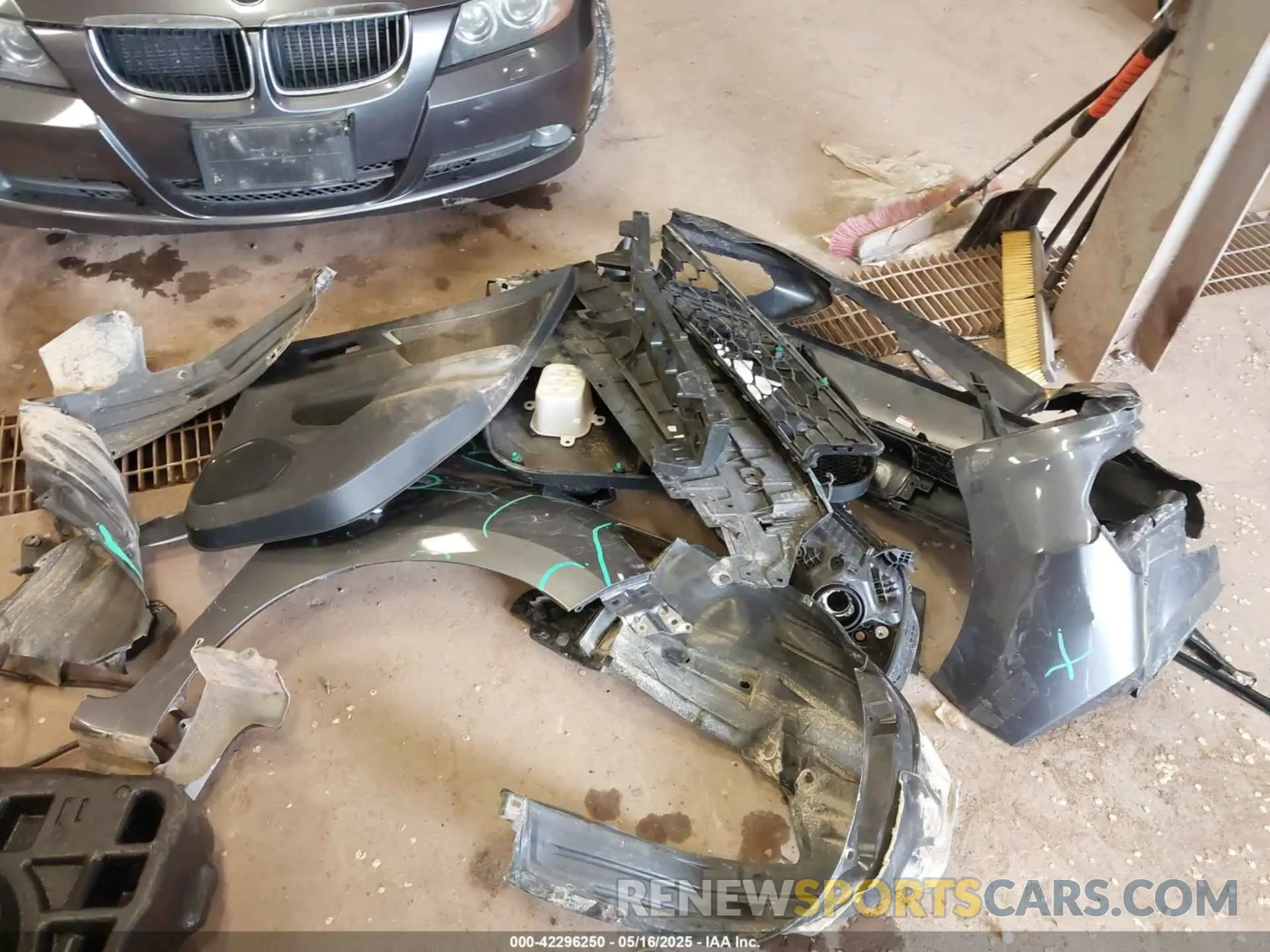 12 Photograph of a damaged car 3HGGK5H88LM724022 HONDA FIT 2020