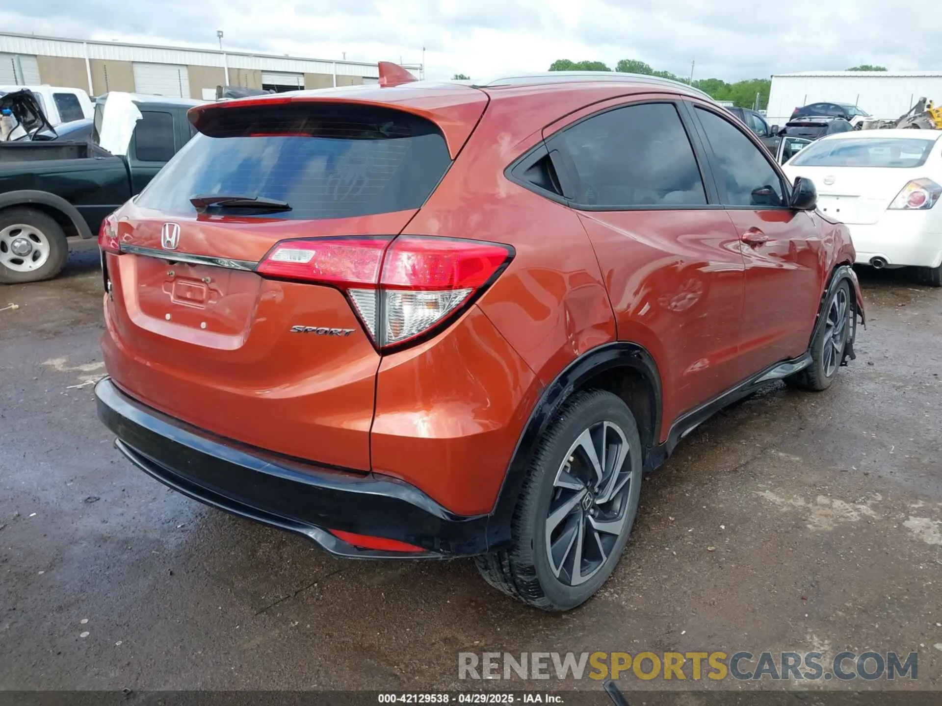 4 Photograph of a damaged car 3CZRU5H11KG701757 HONDA HR-V 2019