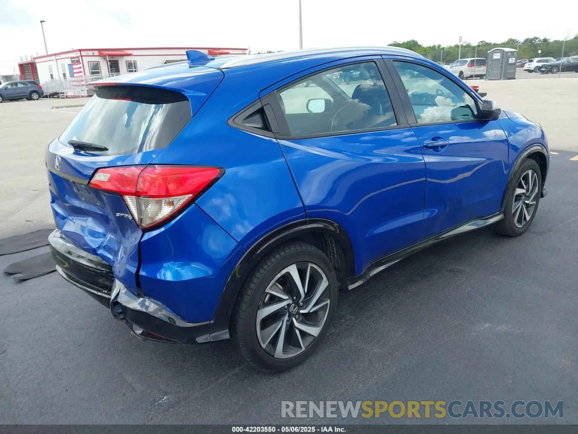 4 Photograph of a damaged car 3CZRU5H17KG713217 HONDA HR-V 2019