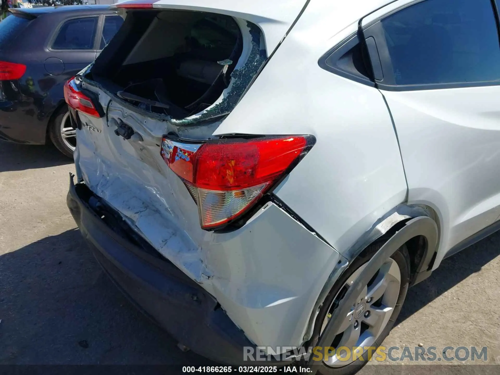 17 Photograph of a damaged car 3CZRU5H33KM730714 HONDA HR-V 2019