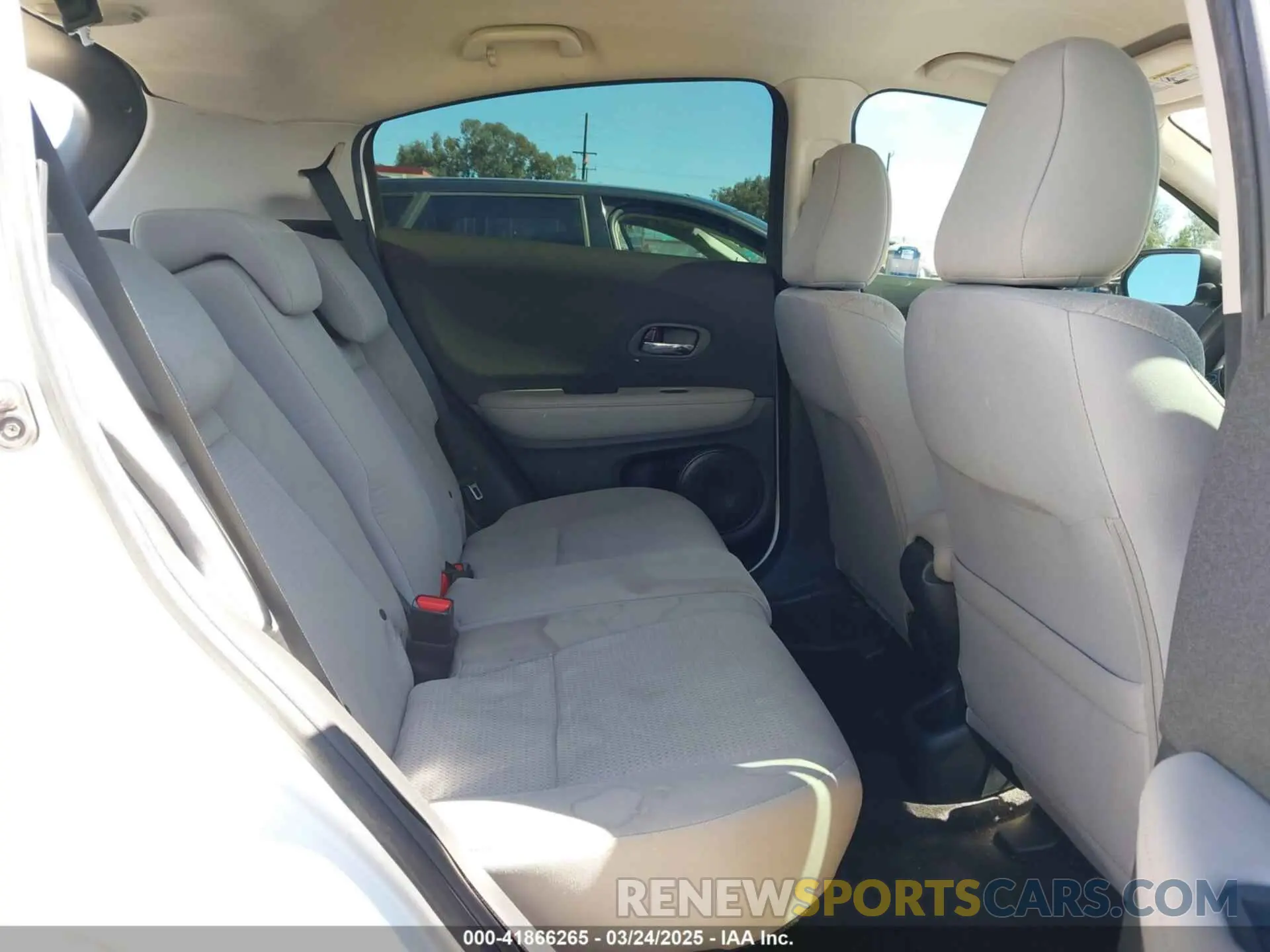 8 Photograph of a damaged car 3CZRU5H33KM730714 HONDA HR-V 2019