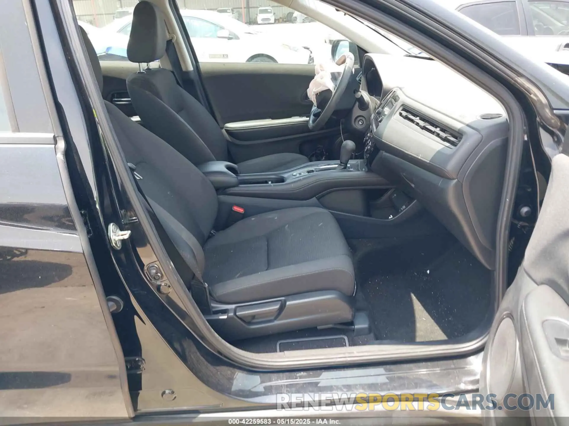 5 Photograph of a damaged car 3CZRU5H34KG713872 HONDA HR-V 2019