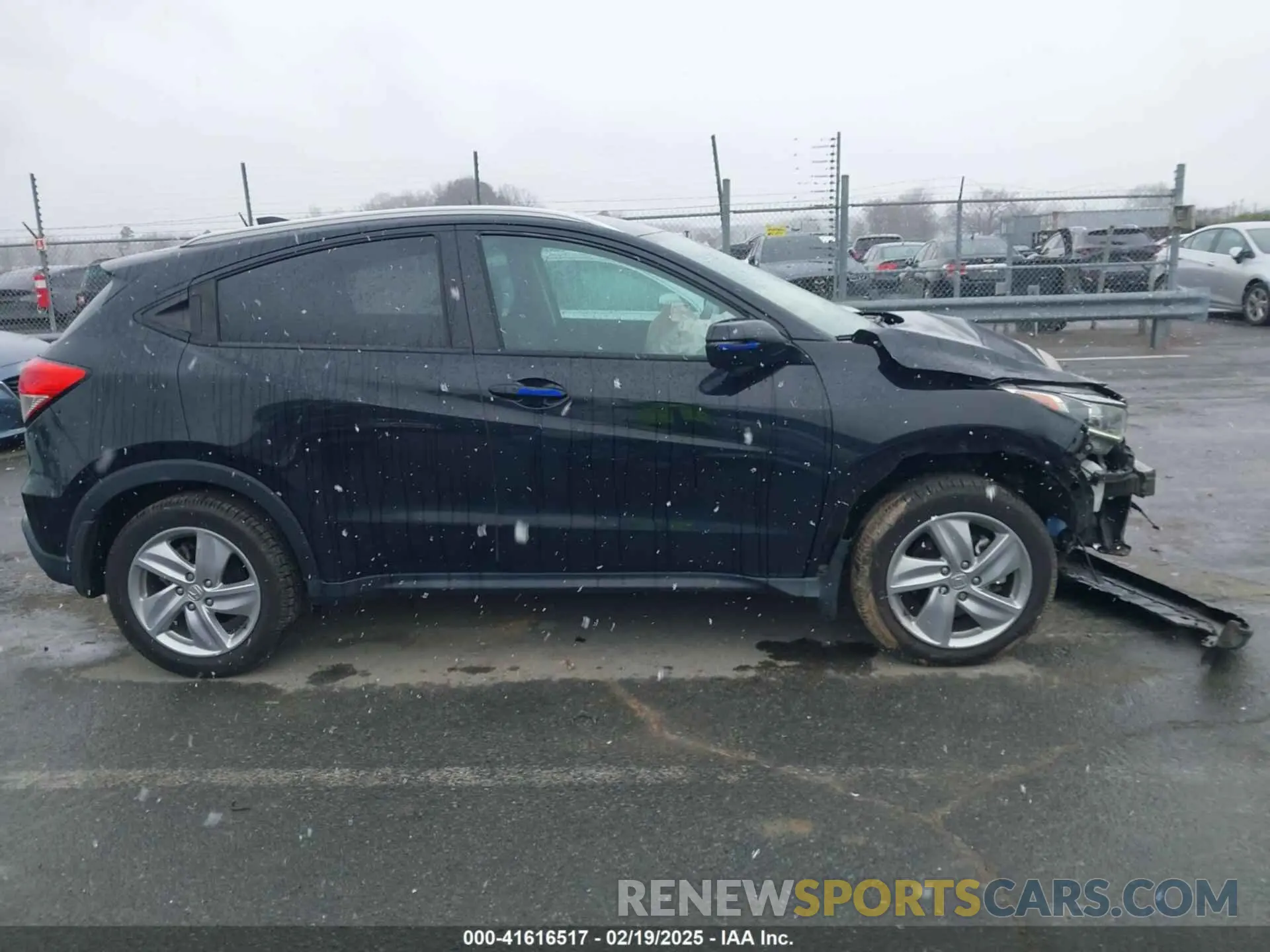 13 Photograph of a damaged car 3CZRU5H52KM704011 HONDA HR-V 2019