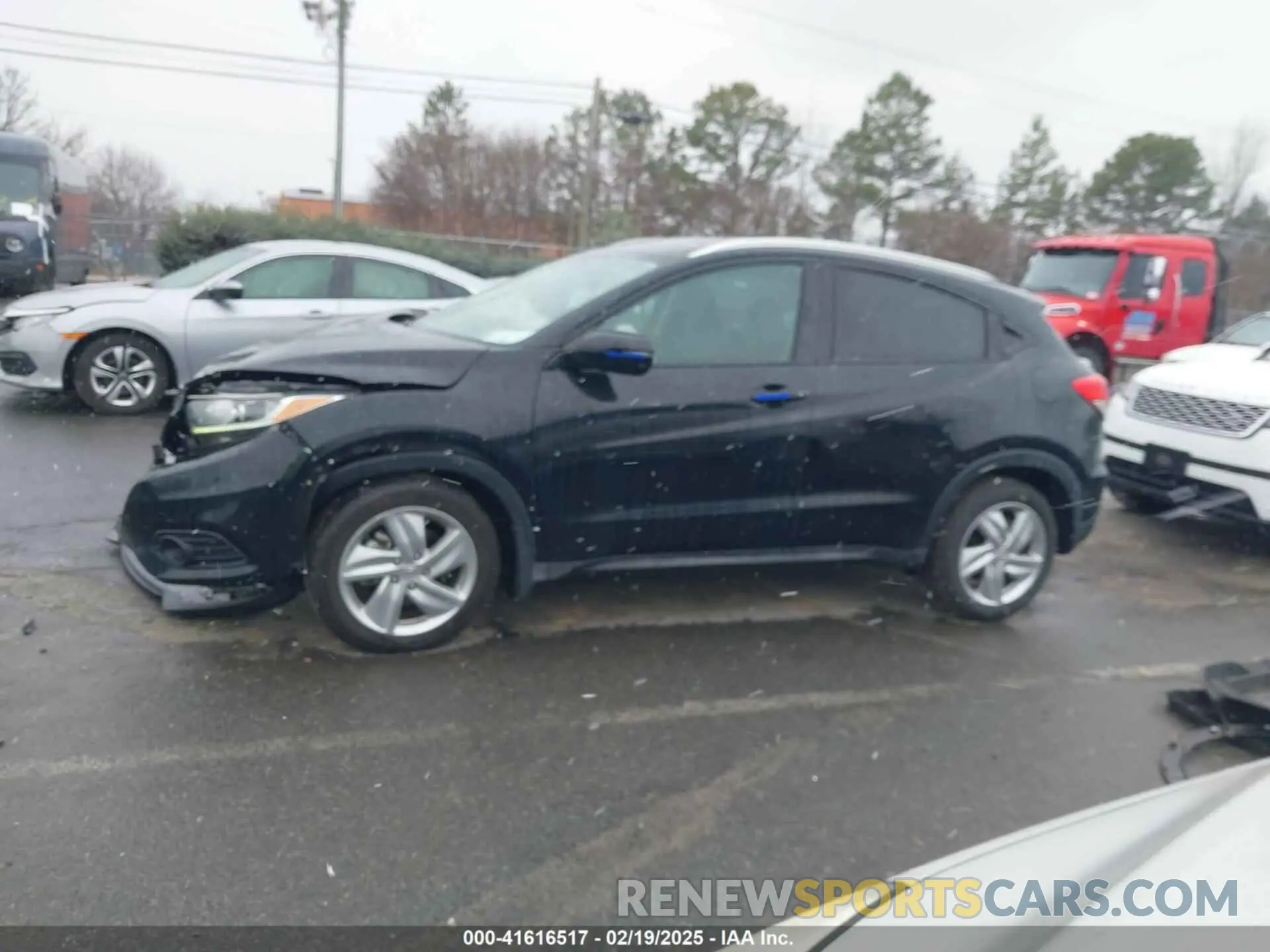 14 Photograph of a damaged car 3CZRU5H52KM704011 HONDA HR-V 2019