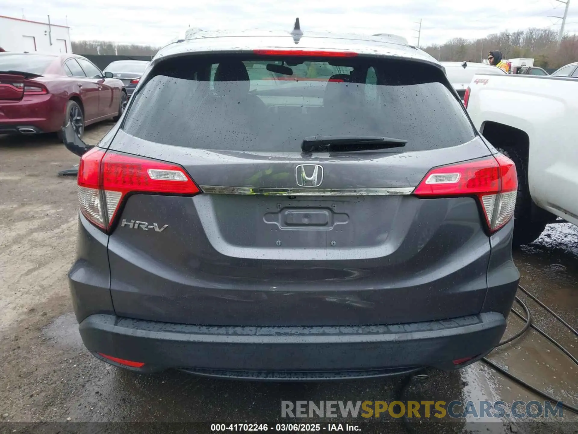 17 Photograph of a damaged car 3CZRU5H56KM706540 HONDA HR-V 2019