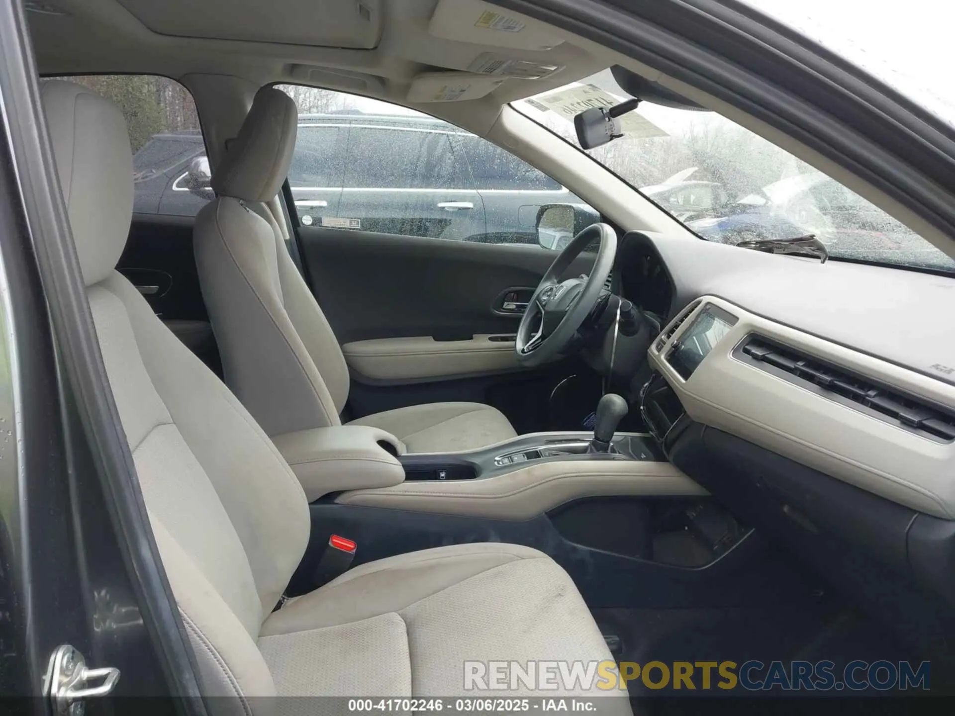 5 Photograph of a damaged car 3CZRU5H56KM706540 HONDA HR-V 2019