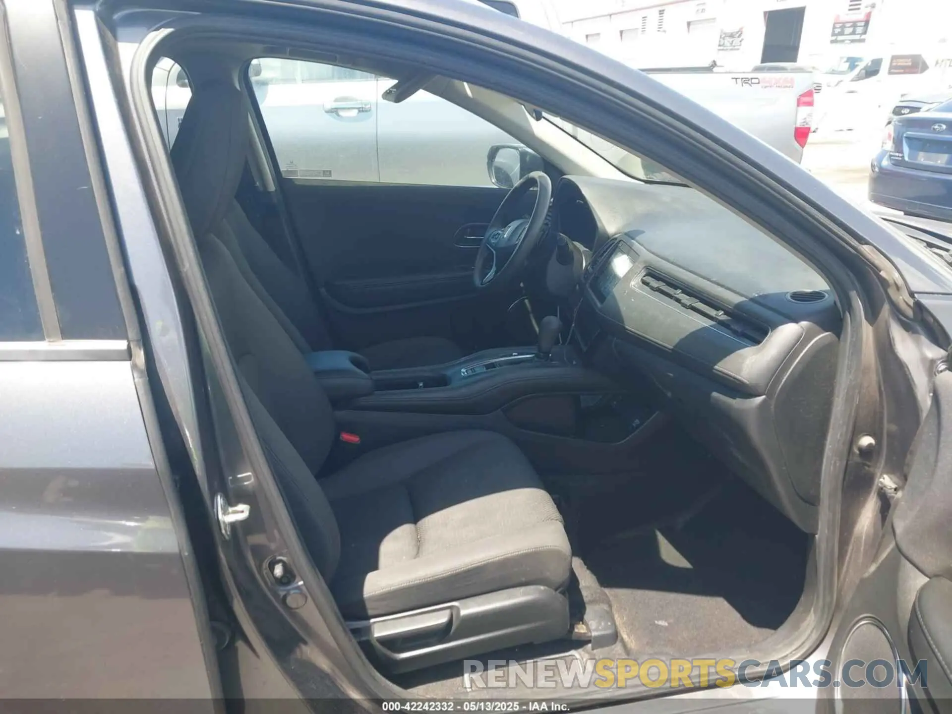 5 Photograph of a damaged car 3CZRU5H57KM729518 HONDA HR-V 2019