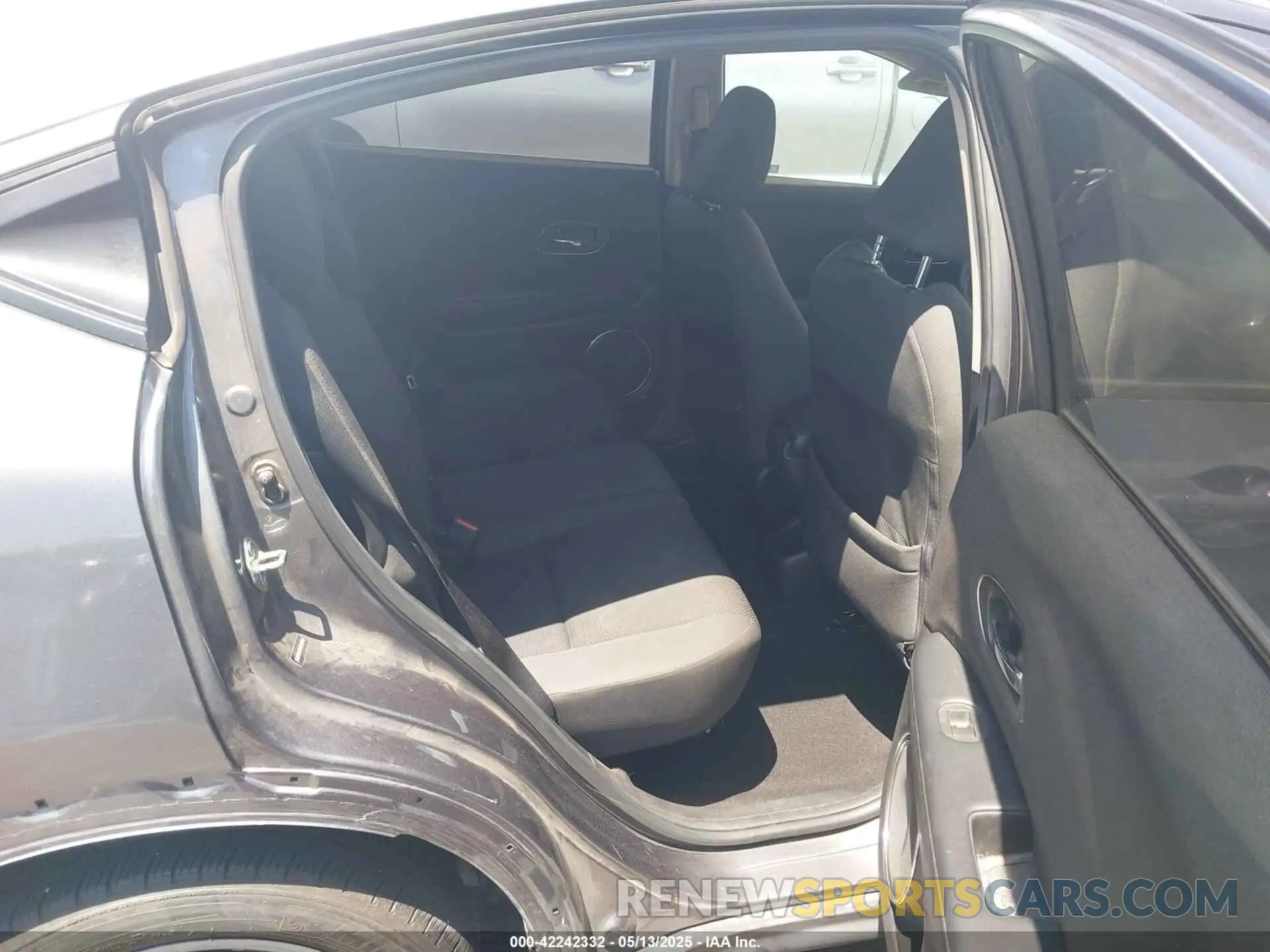 8 Photograph of a damaged car 3CZRU5H57KM729518 HONDA HR-V 2019