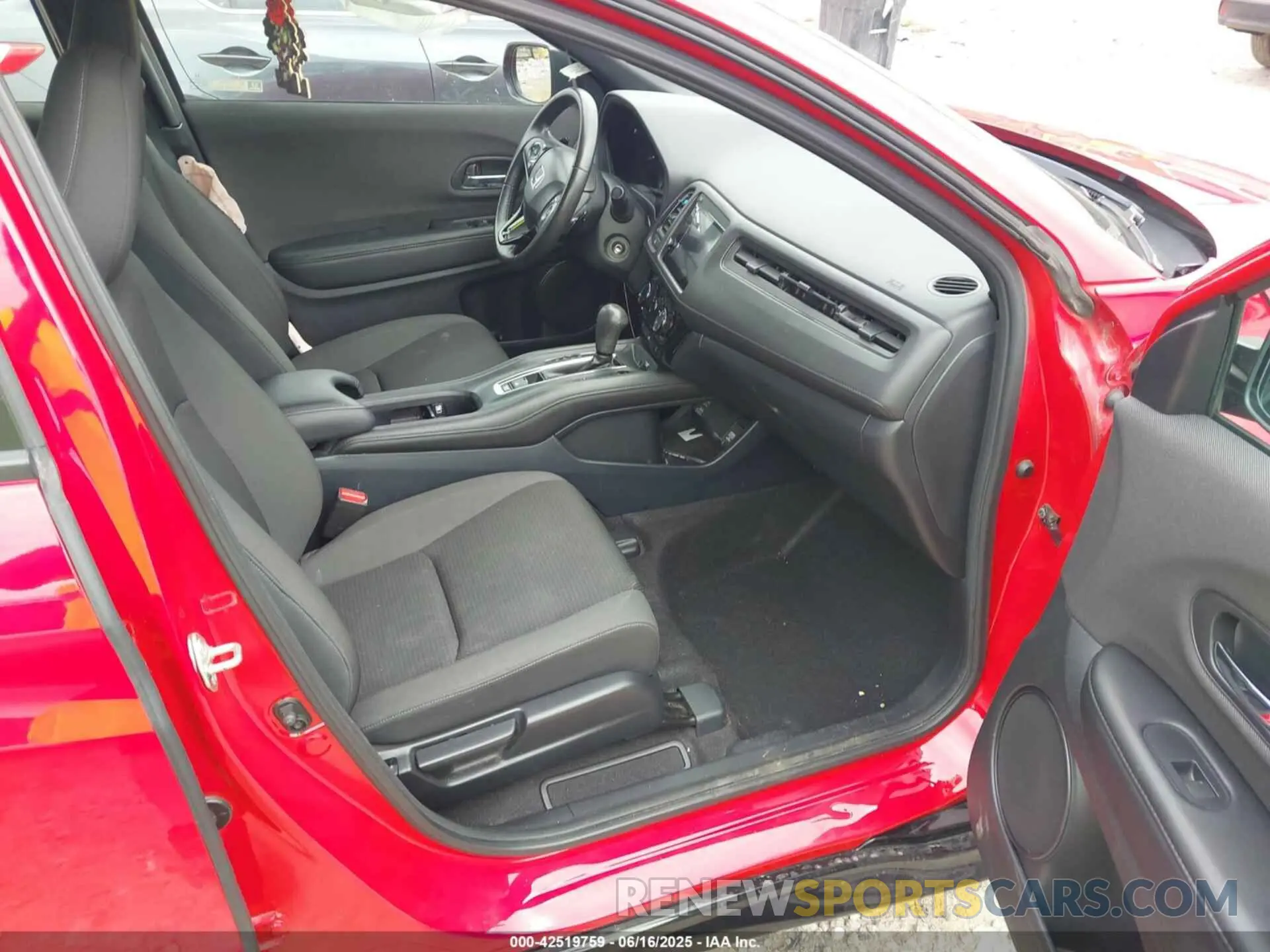 5 Photograph of a damaged car 3CZRU6H16KG726157 HONDA HR-V 2019